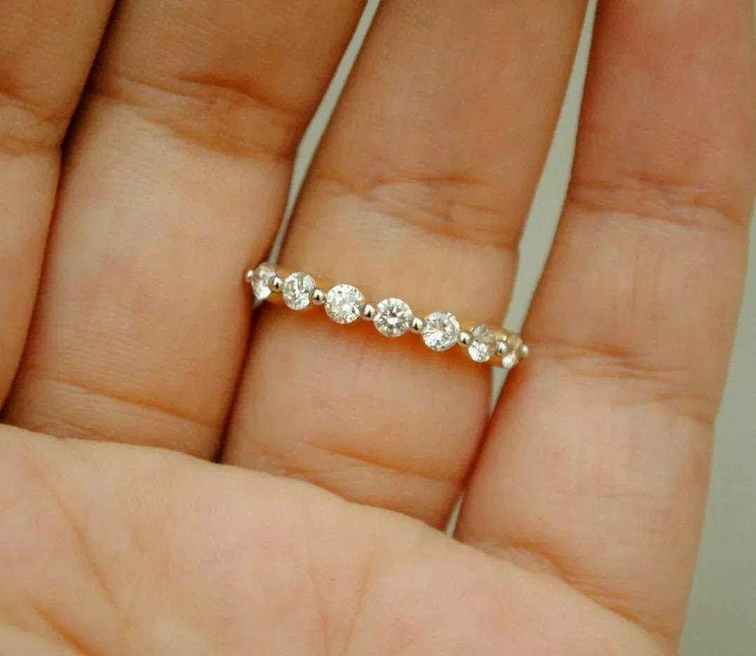 Taille ronde Alliance en or jaune massif 14 carats avec 7 diamants en vente