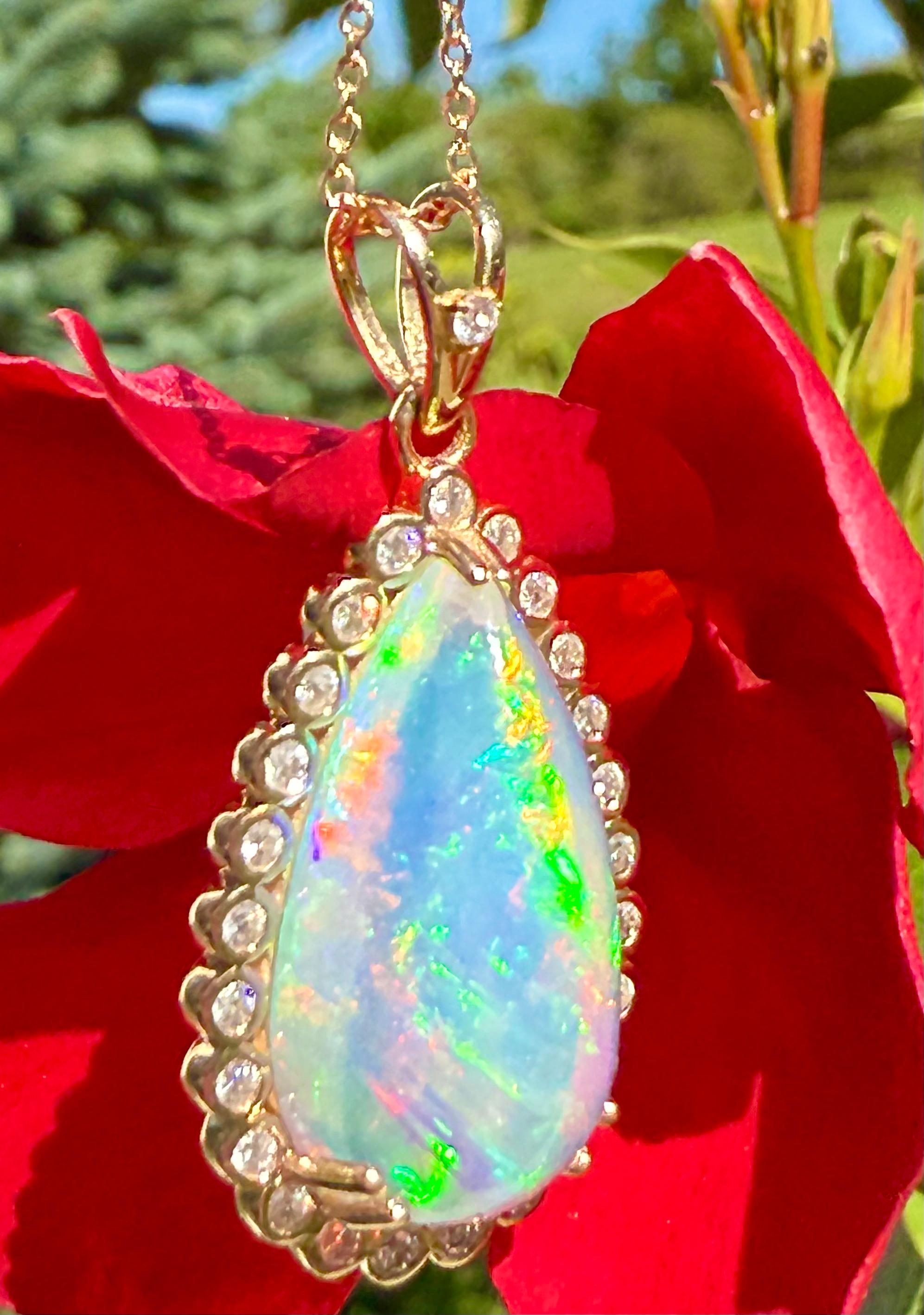 Oh là là !  Ce collier est magnifique !  Spectaculaire pendentif en or jaune massif 14k orné d'une opale de 7,23 carats de qualité gemme en forme de poire. 
Le pendentif est également orné d'un diamant fin de 0.4 carat. Elegant et plein de flash !