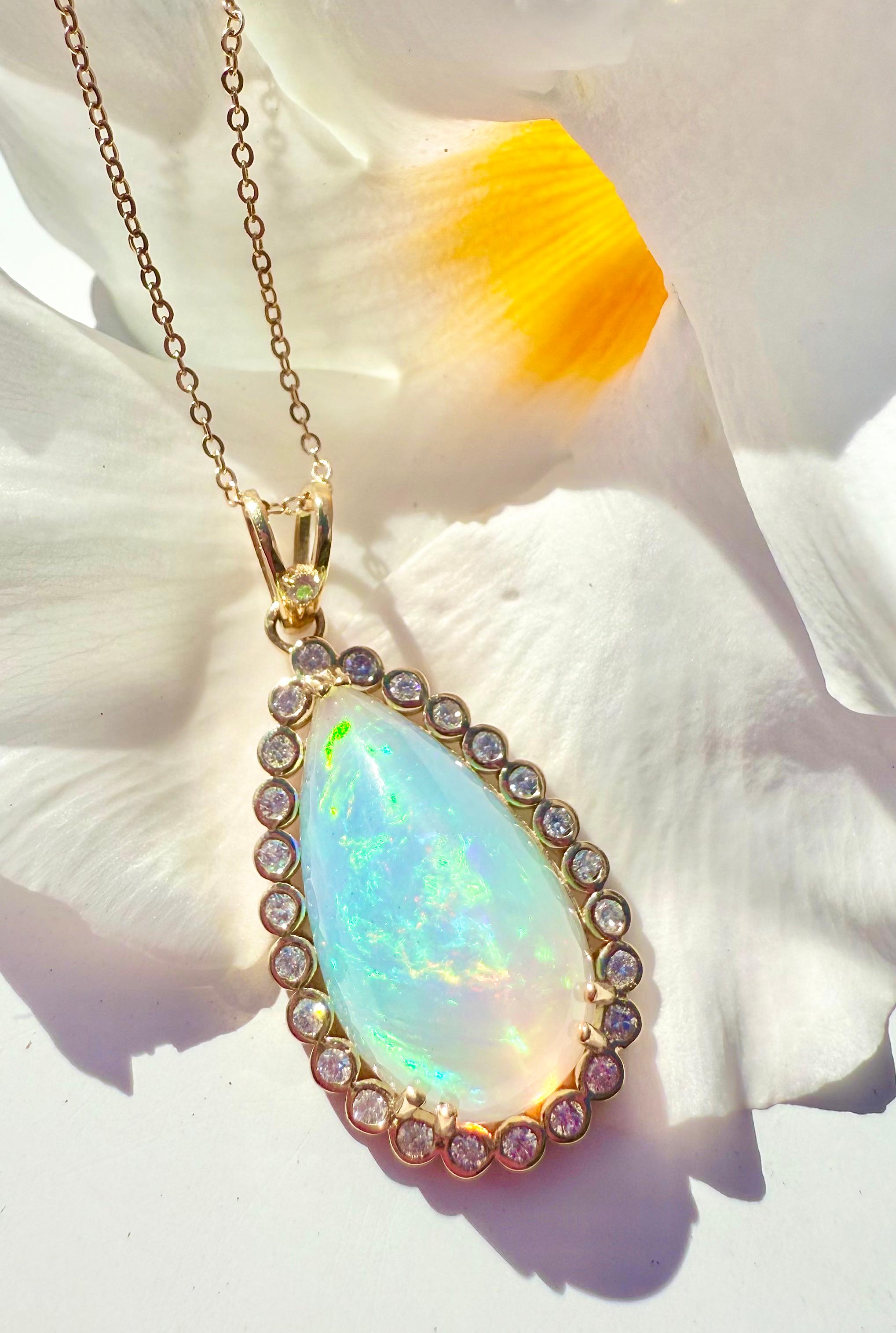 Moderne Collier pendentif en or jaune massif 14k 7.23CT Opale Naturelle 0.4CT Diamant en vente