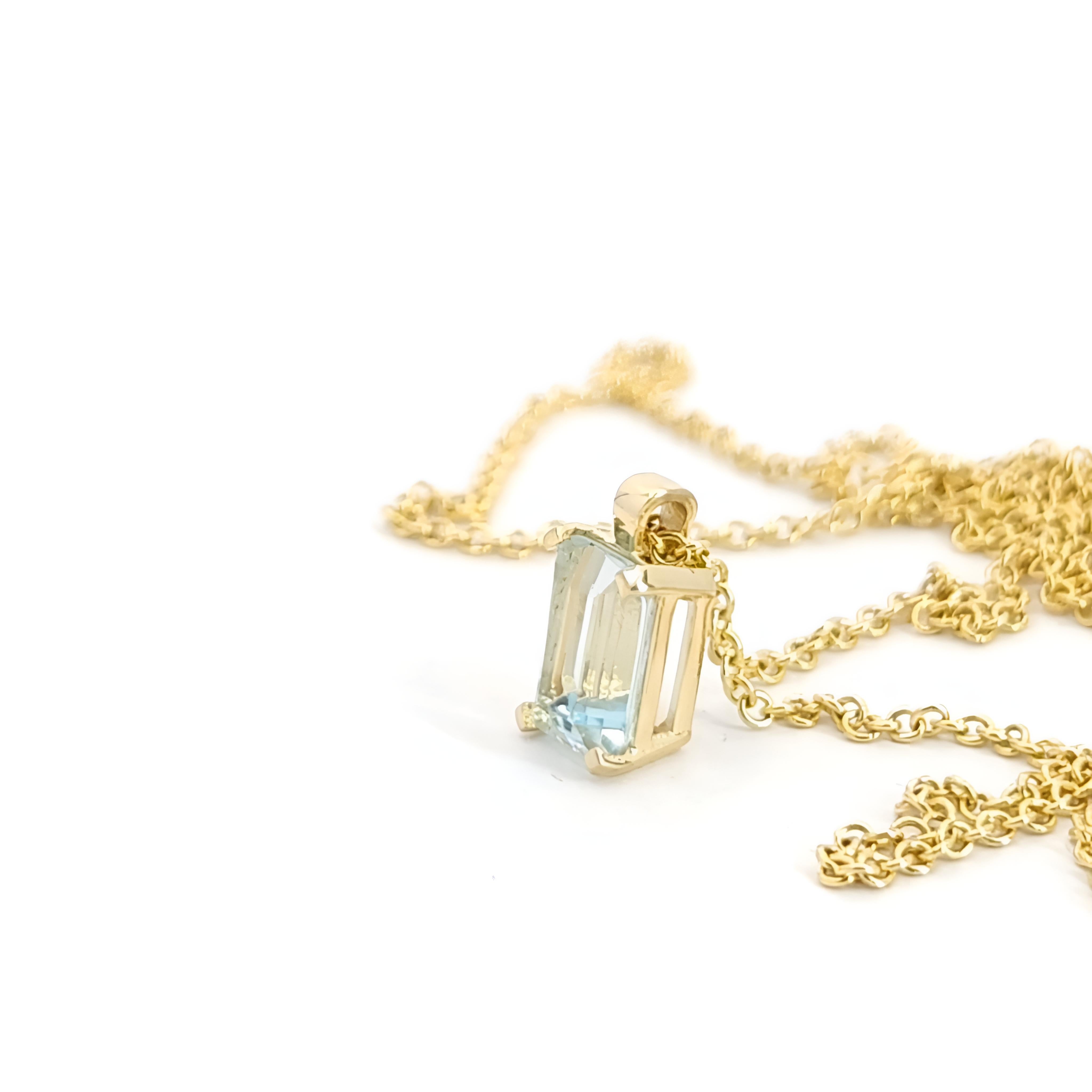 Women's 14k Solid yellow Gold Aquamarine natural Gemstone Pandent and Necklace For Sale