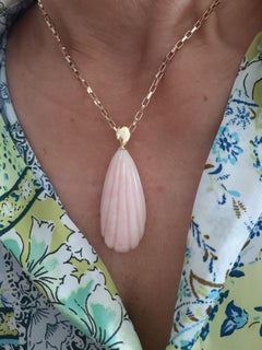 Pendentif en or jaune massif 14 carats avec anneau de suspension gravé, orné d'une opale rose naturelle en forme de poire