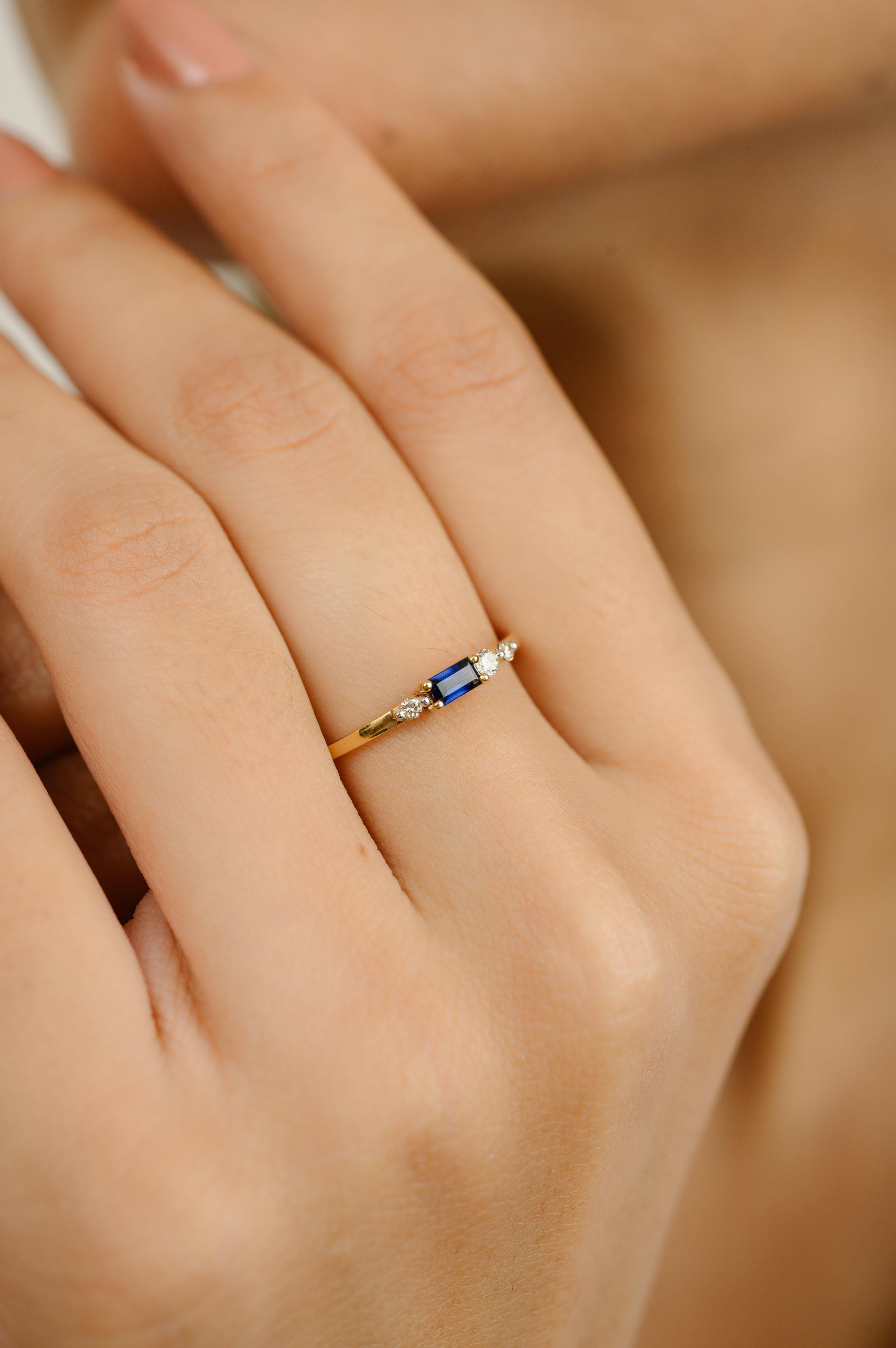 Im Angebot: Stapelbarer Ring aus 14 Karat massivem Gelbgold mit blauem Saphir und Diamant für sie () 2