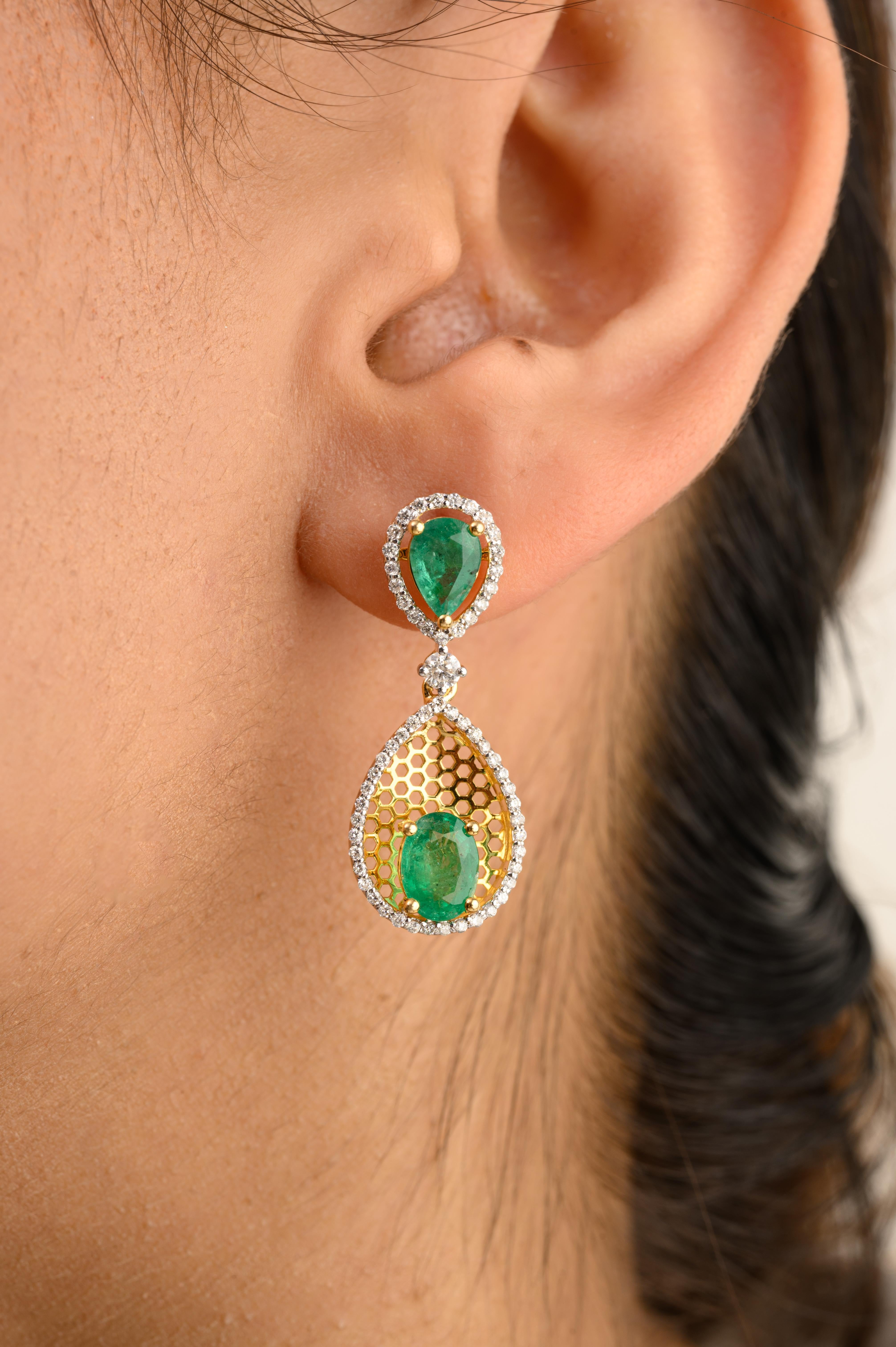 Taille mixte Boucles d'oreilles pendantes en or jaune 14k certifié émeraude et diamant pour le mariage en vente