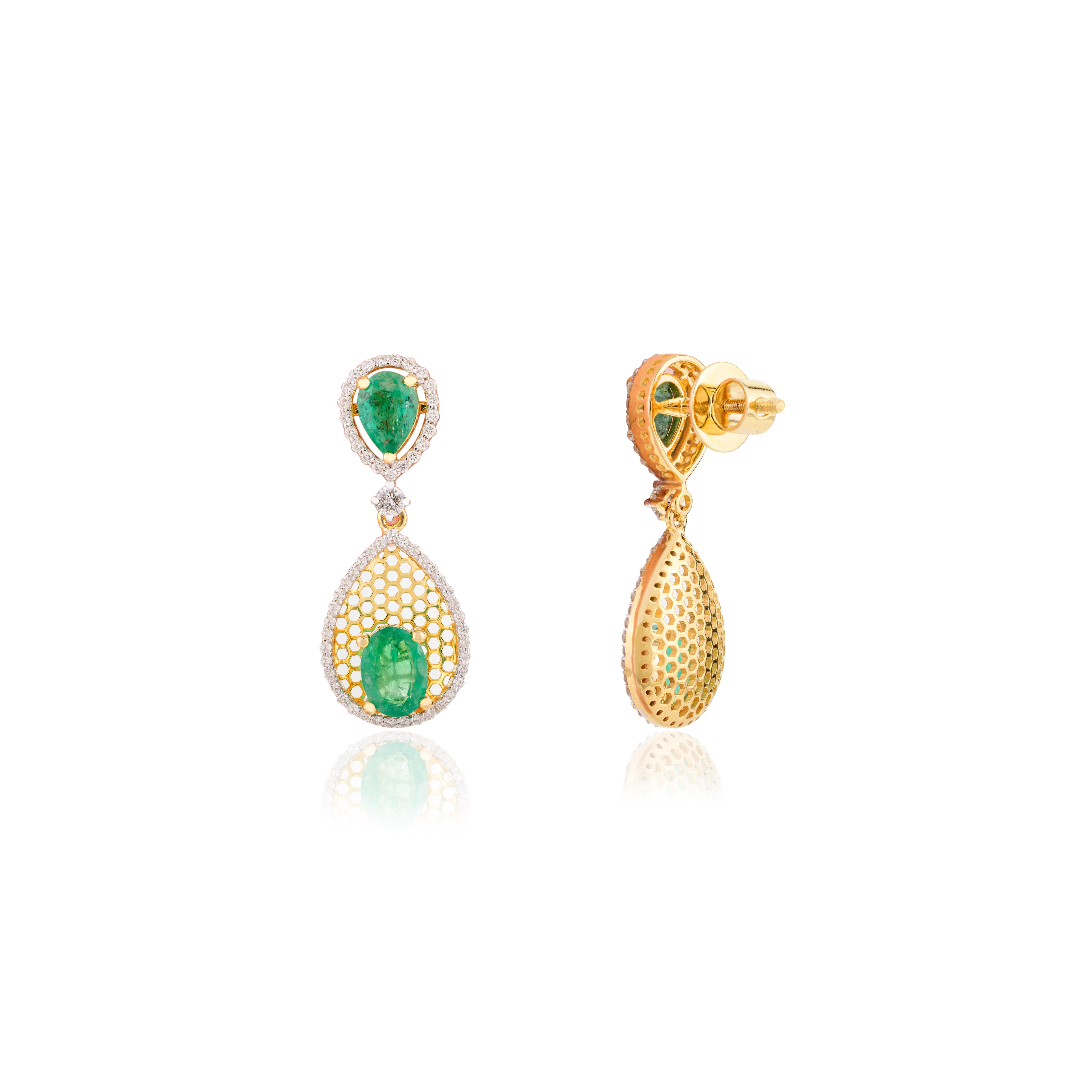 Boucles d'oreilles pendantes en or jaune 14k certifié émeraude et diamant pour le mariage Neuf - En vente à New York, NY