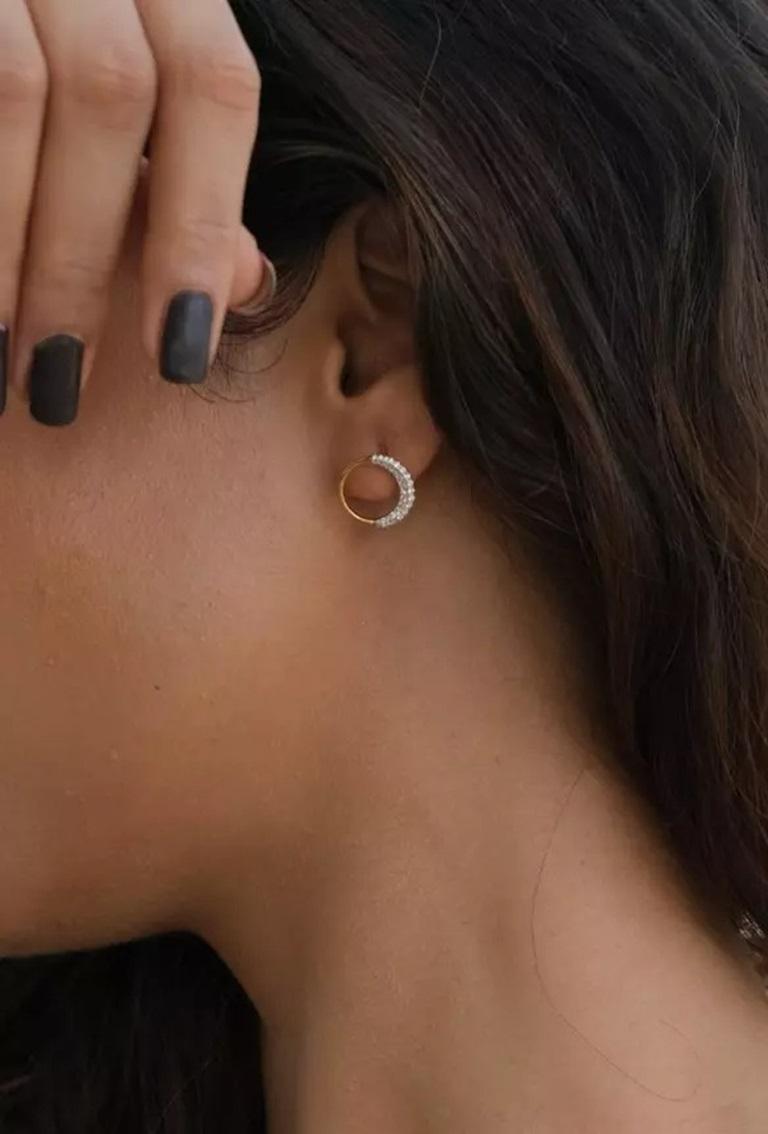 Taille ronde Boucles d'oreilles croissant de lune en or jaune massif 14 carats avec diamants naturels en vente