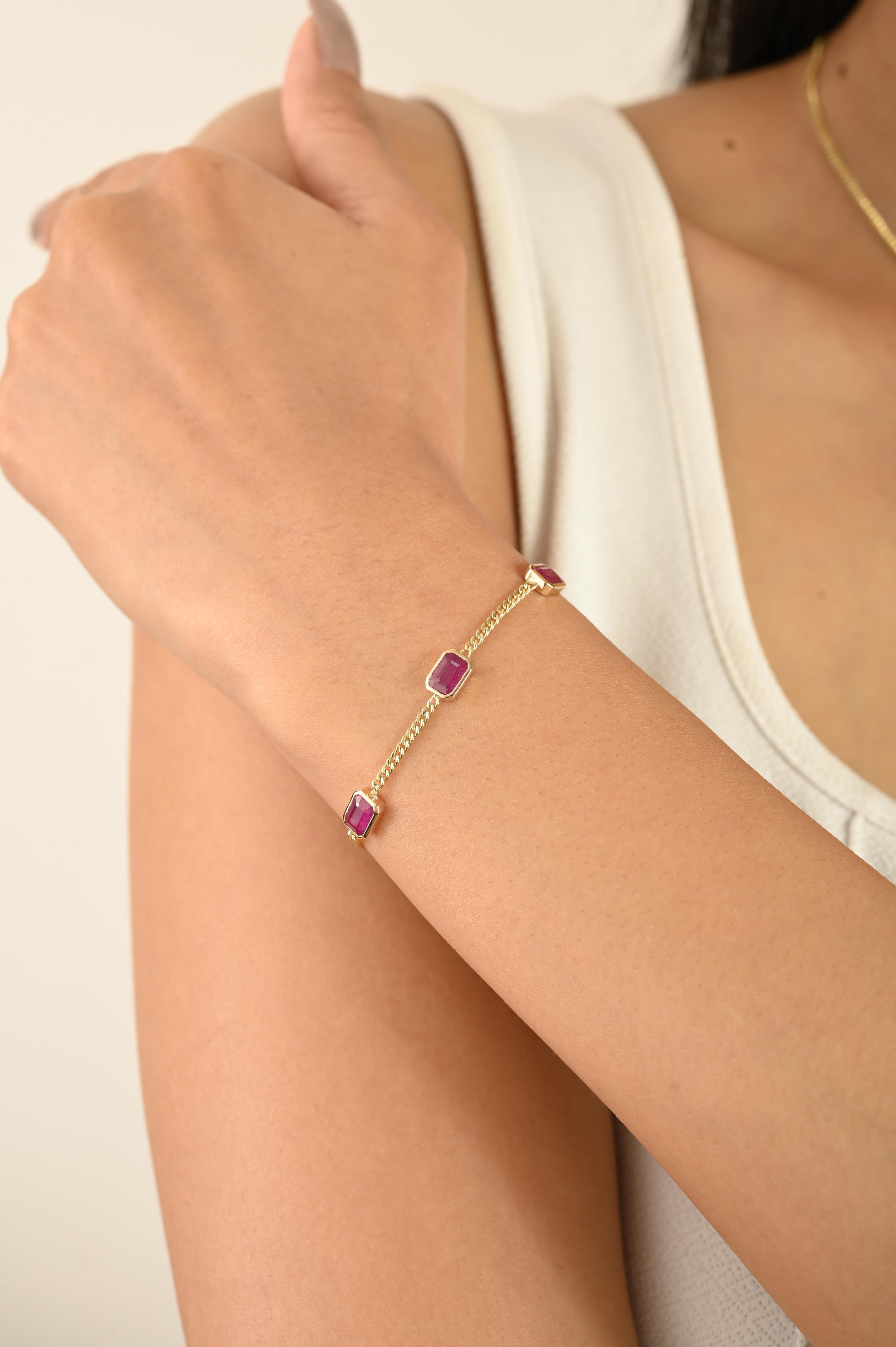 Rehaussez votre collection de bijoux avec cet exquis bracelet en or jaune 14k, mettant en valeur trois vibrants rubis taille émeraude totalisant 2,03 carats. Chaque rubis est élégamment serti le long d'une élégante chaîne, créant ainsi un design