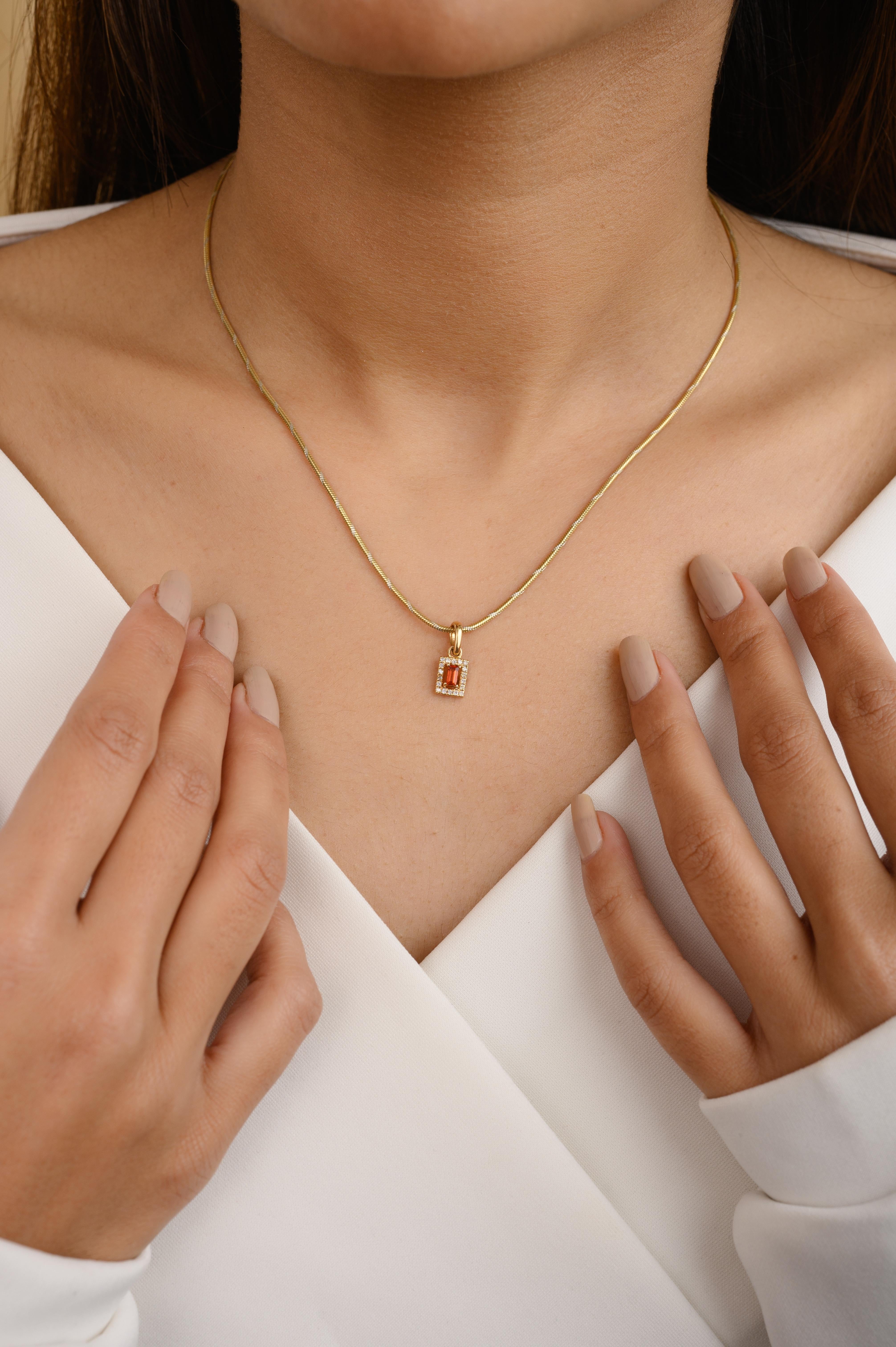 Zierlicher Baguette-Orange-Saphir-Diamant-Halo-Anhänger aus 14 Karat Gold, besetzt mit einem Saphir im Baguetteschliff. Dieses atemberaubende Schmuckstück wertet einen Freizeitlook oder ein elegantes Outfit sofort auf. 
Saphir fördert die