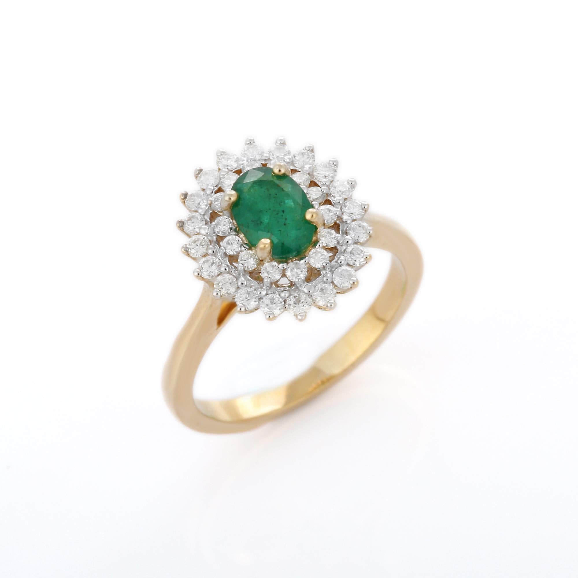 En venta: Anillo de oro amarillo de 14 quilates de diseño con esmeralda de talla oval montada con capas de diamantes  2
