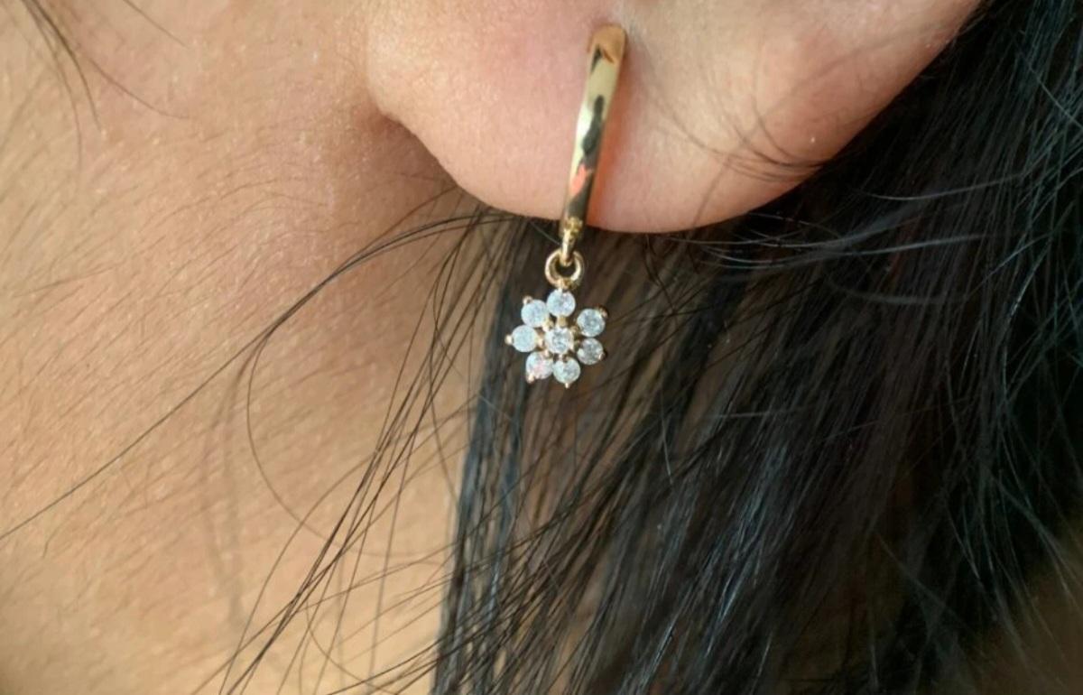da uomo o donna Orecchino a cerchio con diamante in oro giallo massiccio 14K Orecchino a goccia con fiore Regalo d'oro. in vendita