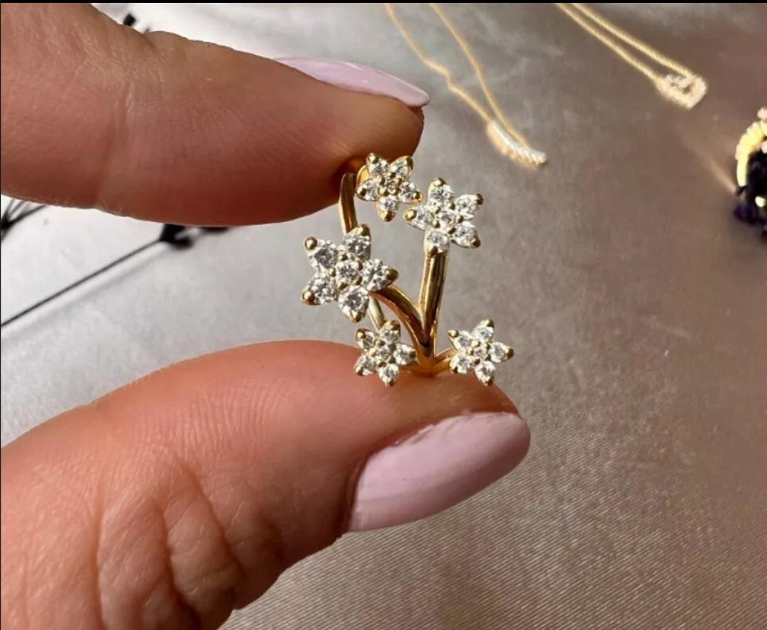 Bague en or jaune massif 14K avec fleur en diamant Cadeau de fin d'études Bague en or. Neuf - En vente à Chicago, IL