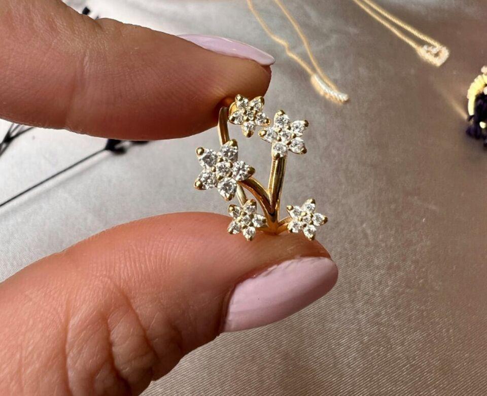 14K Solid Yellow Gold Diamond Flower Statement Ring Graduation Gift Gold Ring. In New Condition For Sale In Chicago, IL