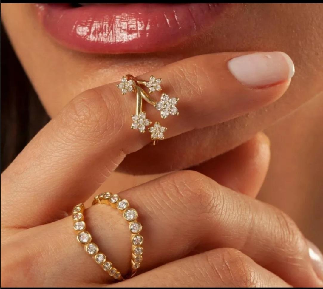 Bague en or jaune massif 14K avec fleur en diamant Cadeau de fin d'études Bague en or. en vente 1