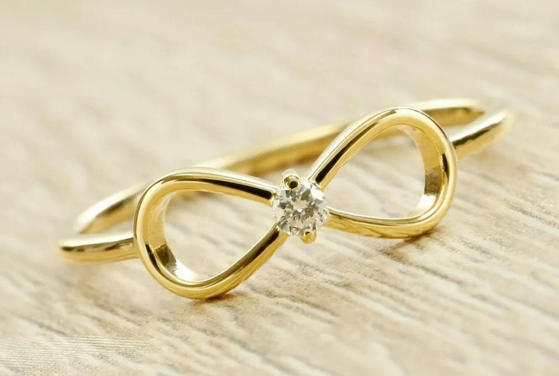 Taille ronde Bague « Infinity Sign » en or jaune massif 14 carats avec diamants en vente