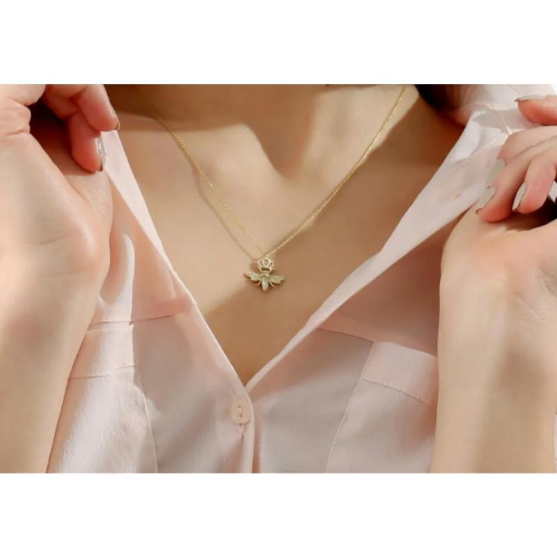 Diamond Queen Bee Dainty Honeycomb Necklace in 14K Solid Yellow Gold In New Condition For Sale In Chicago, IL