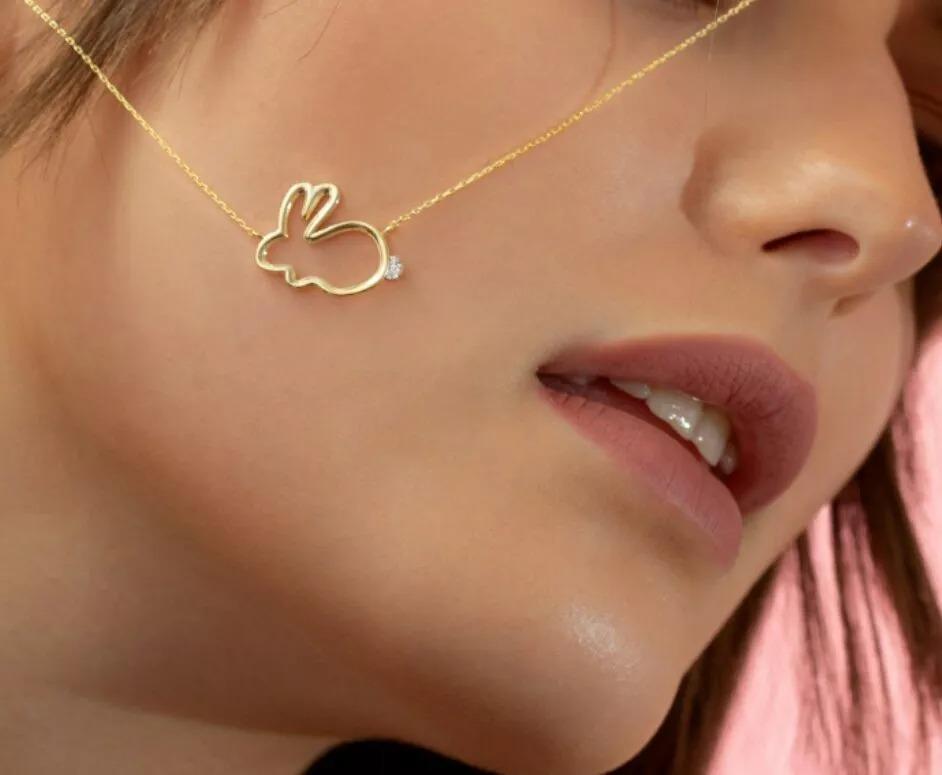 Taille ronde Collier Lapin en or jaune massif 14K avec diamants Dainty en vente