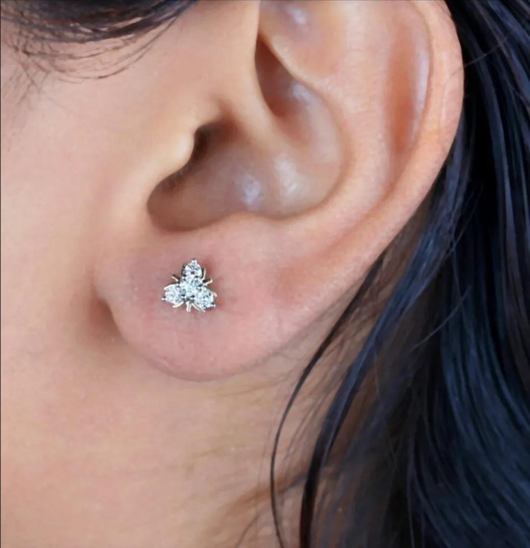 Taille ronde Boucles d'oreilles en or jaune massif 14K avec diamants Bijoux de qualité Cadeau d'anniversaire de mariage. en vente