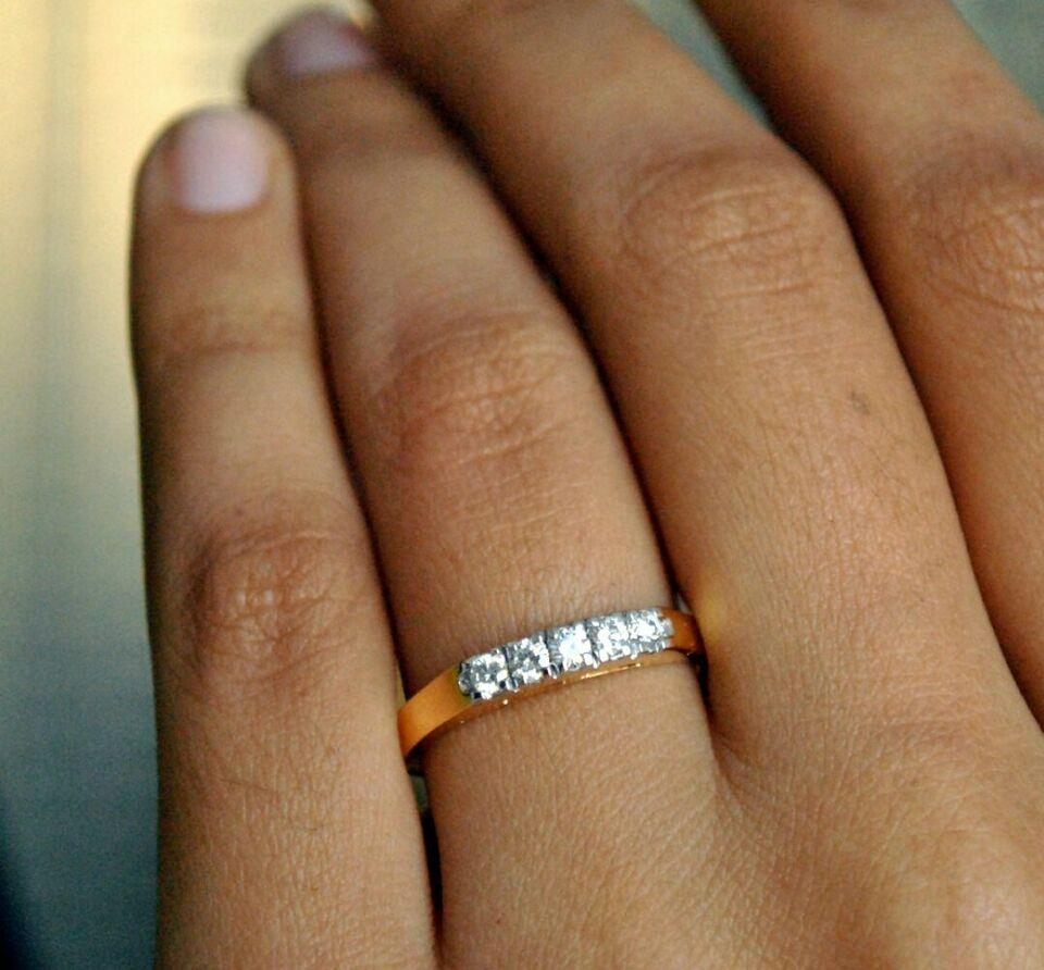 14k Solid Yellow Gold Five Diamond Band Ring In New Condition For Sale In Chicago, IL