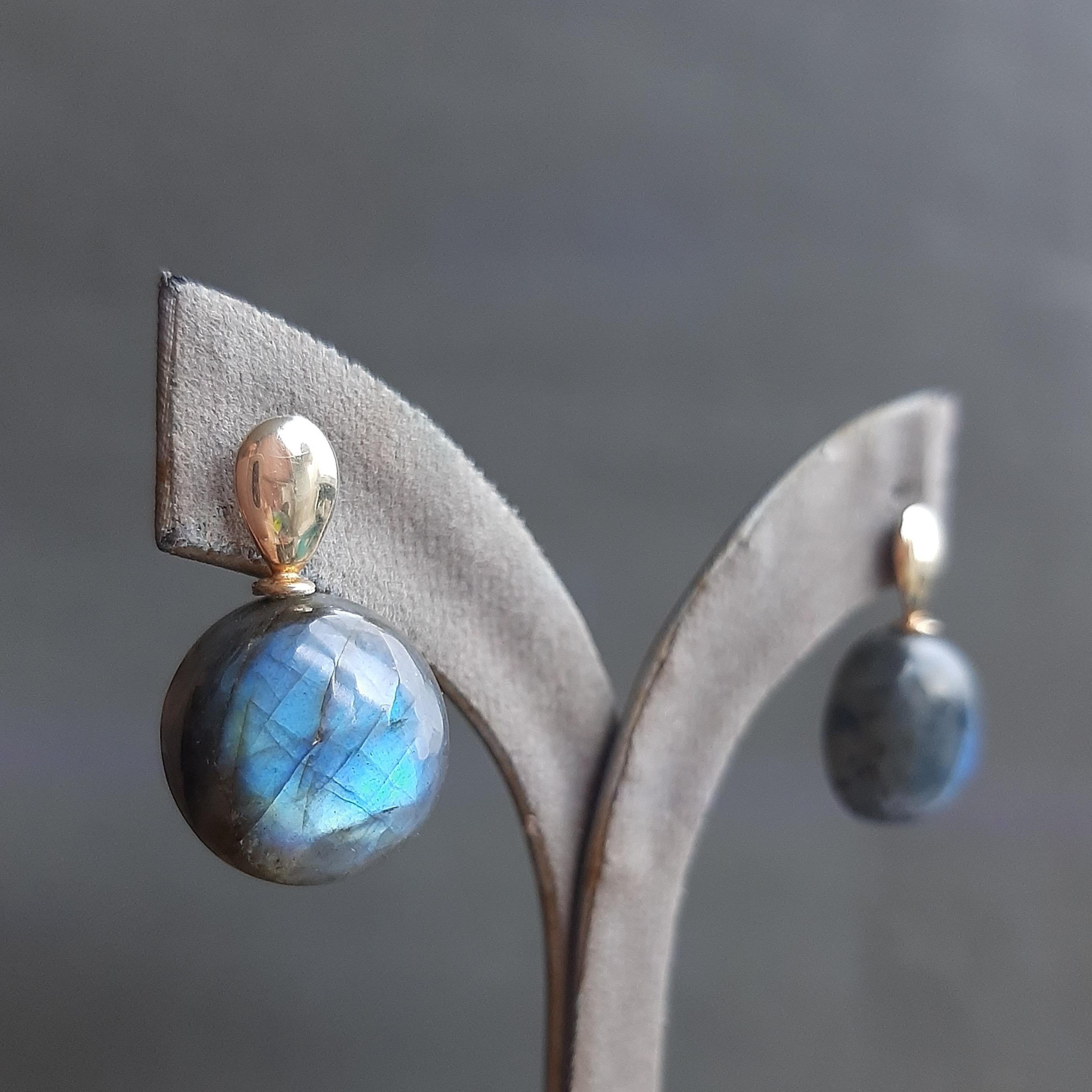 Artigiano Orecchini in oro giallo massiccio 14K a forma di pera piatta con punte di Labradorite a forma rotonda in vendita