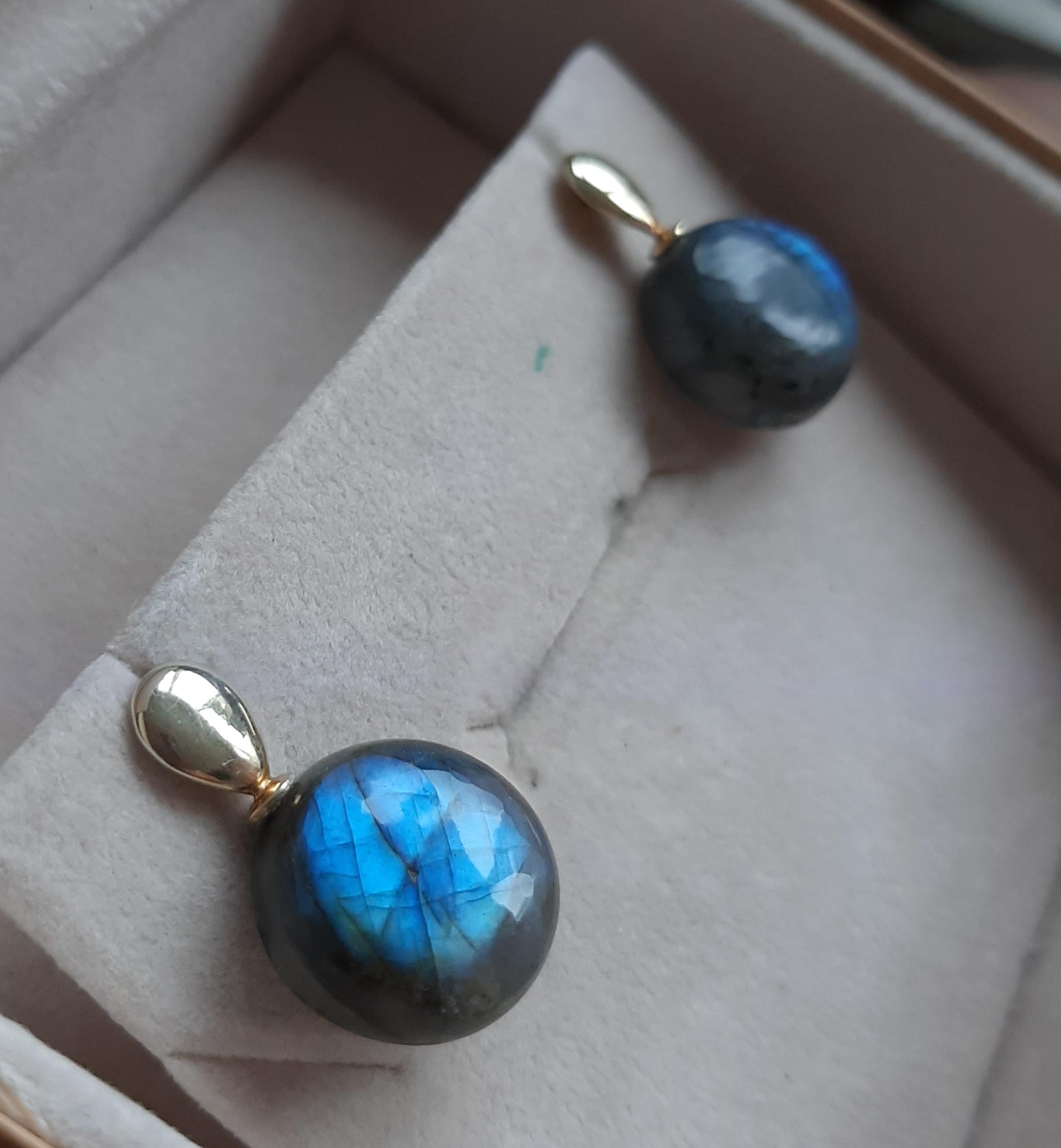 Orecchini in oro giallo massiccio 14K a forma di pera piatta con punte di Labradorite a forma rotonda In condizioni Nuovo in vendita a Bangkok, TH