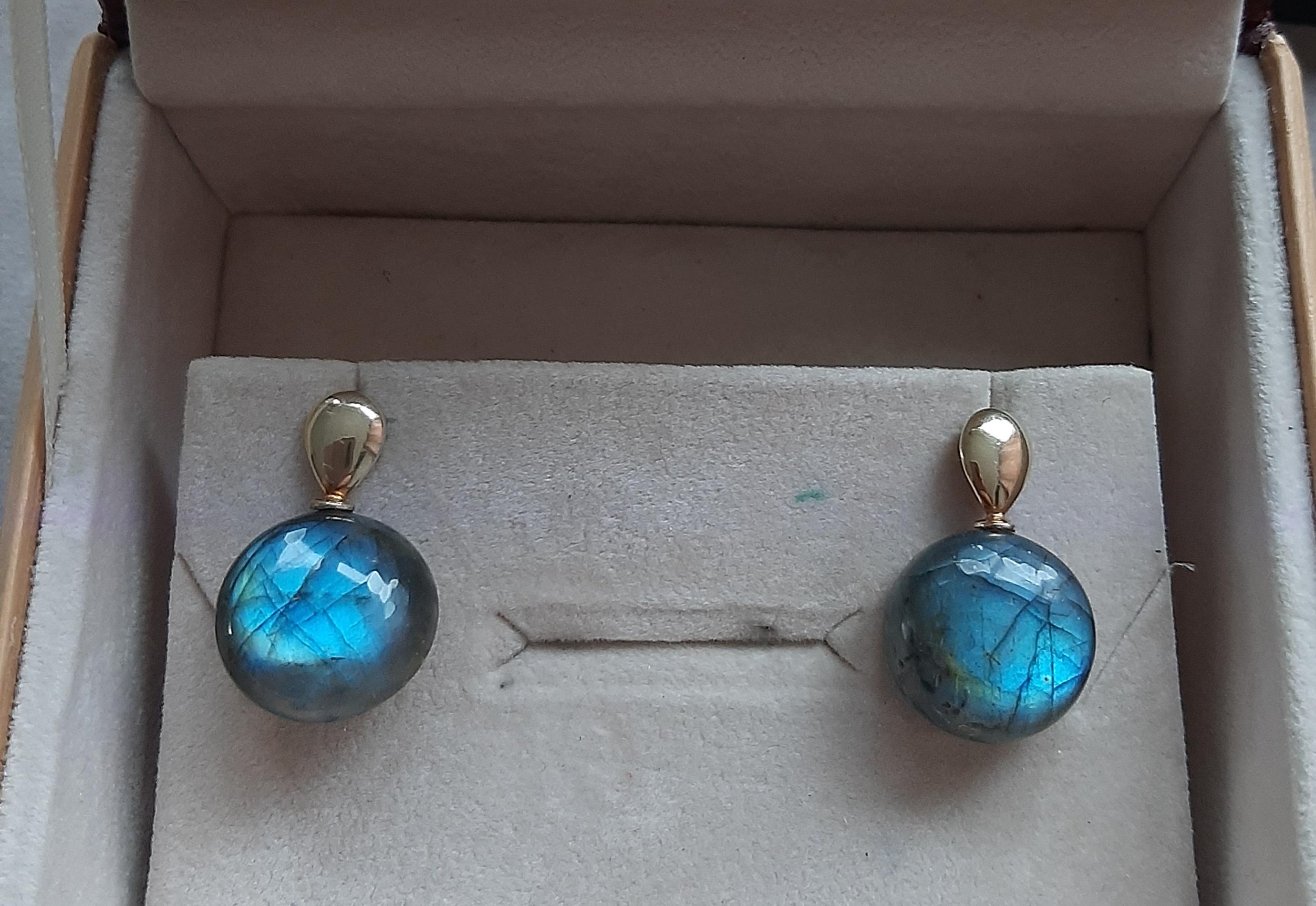 Donna Orecchini in oro giallo massiccio 14K a forma di pera piatta con punte di Labradorite a forma rotonda in vendita