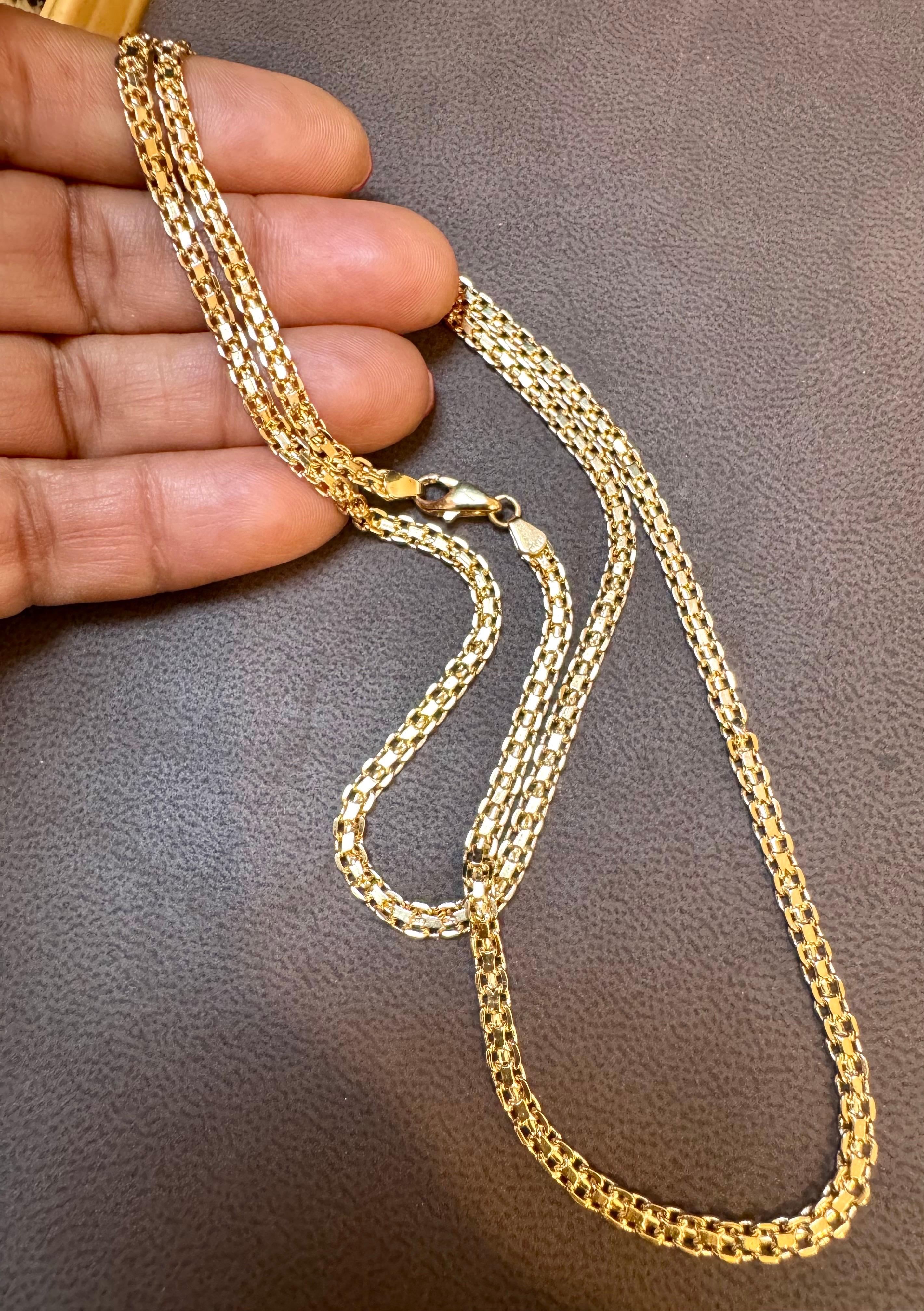 
Für alle, die auf der Suche nach hochwertigem, authentischem Goldschmuck sind, ist diese Vintage 14 Kt Gelbgold Gliederkette ein Muss. Die aus massivem 14-karätigem Gold gefertigte Kette ist mit einem Gewicht von 15,8 Gramm sowohl langlebig als
