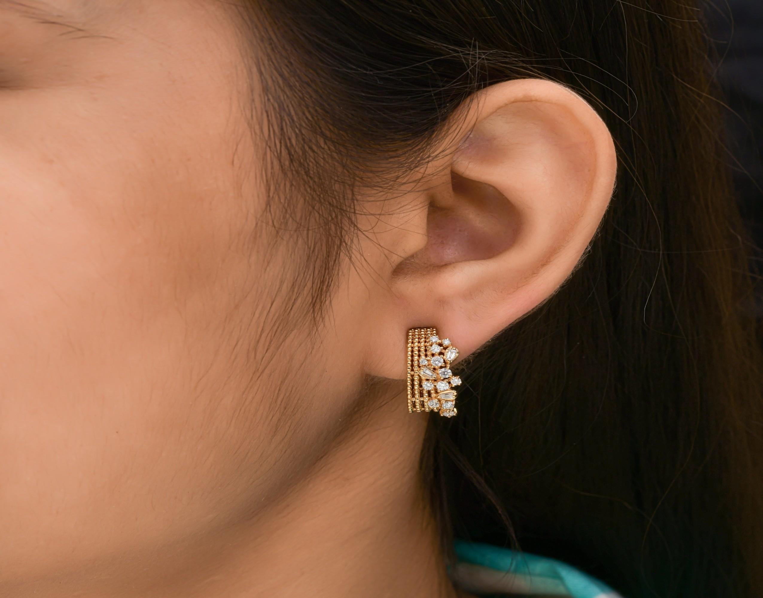 14K Massiv Gelbgold Minimalistische Diamant C-Huggies Hoop Ohrringe.
Diese Ohrringe bestechen durch ihre einzigartige, kettenartige Struktur, die aus fein gearbeiteten Goldsträngen besteht, die sich anmutig in eine raffinierte Ringform biegen.
