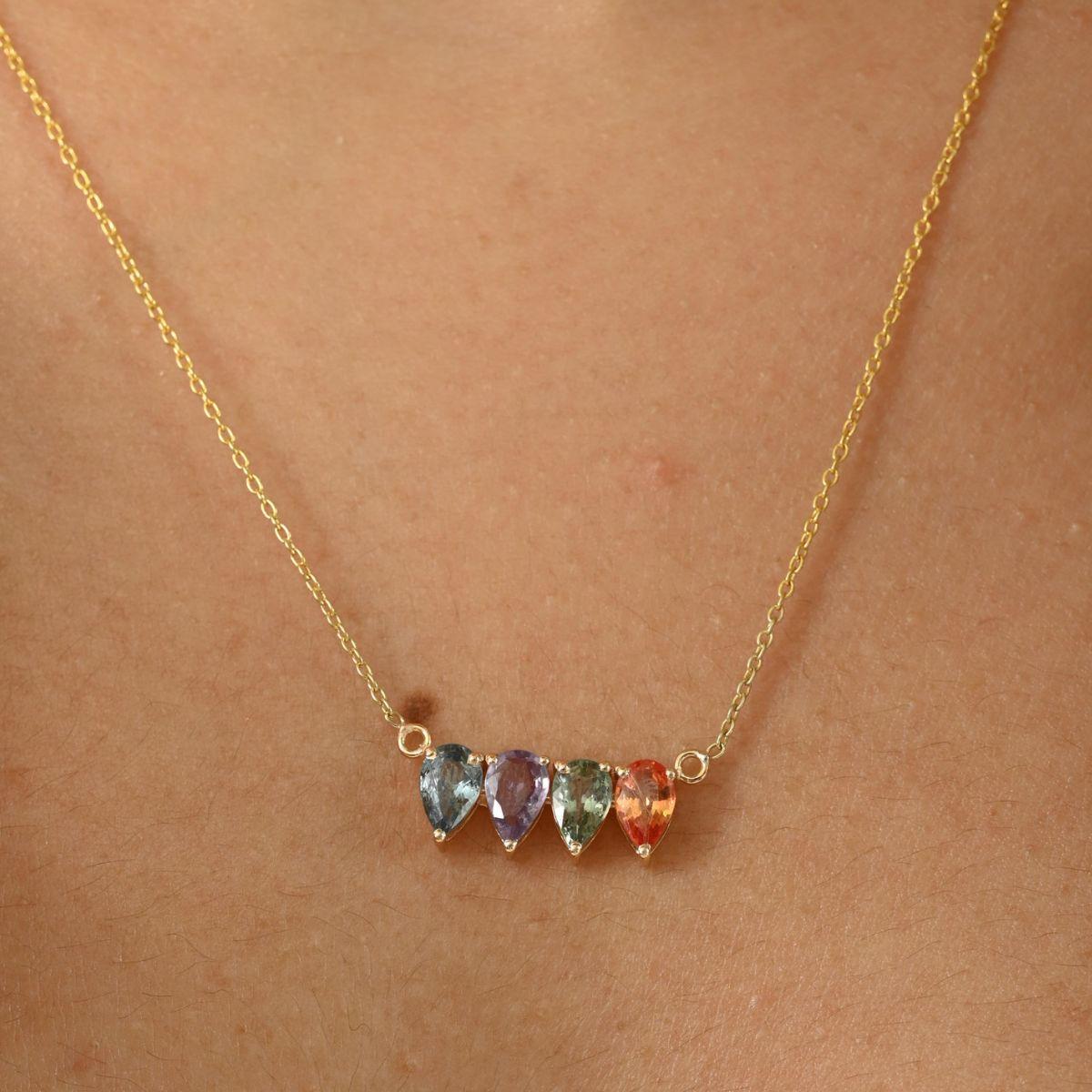 Taille poire Collier pendentif en or jaune massif 14 carats avec plusieurs saphirs en forme de goutte d'eau pour la fête des mères en vente