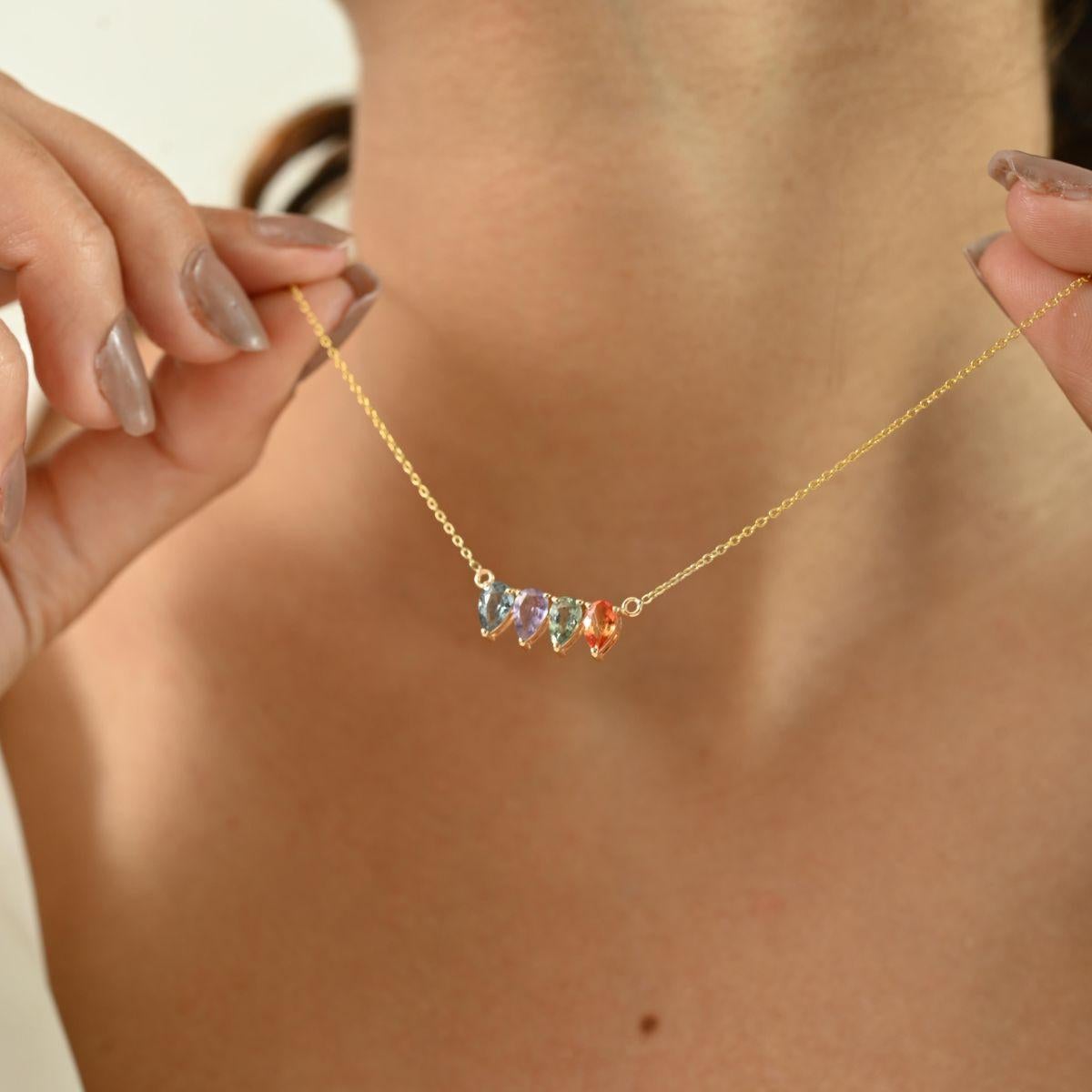 Collier pendentif en or jaune massif 14 carats avec plusieurs saphirs en forme de goutte d'eau pour la fête des mères Pour femmes en vente
