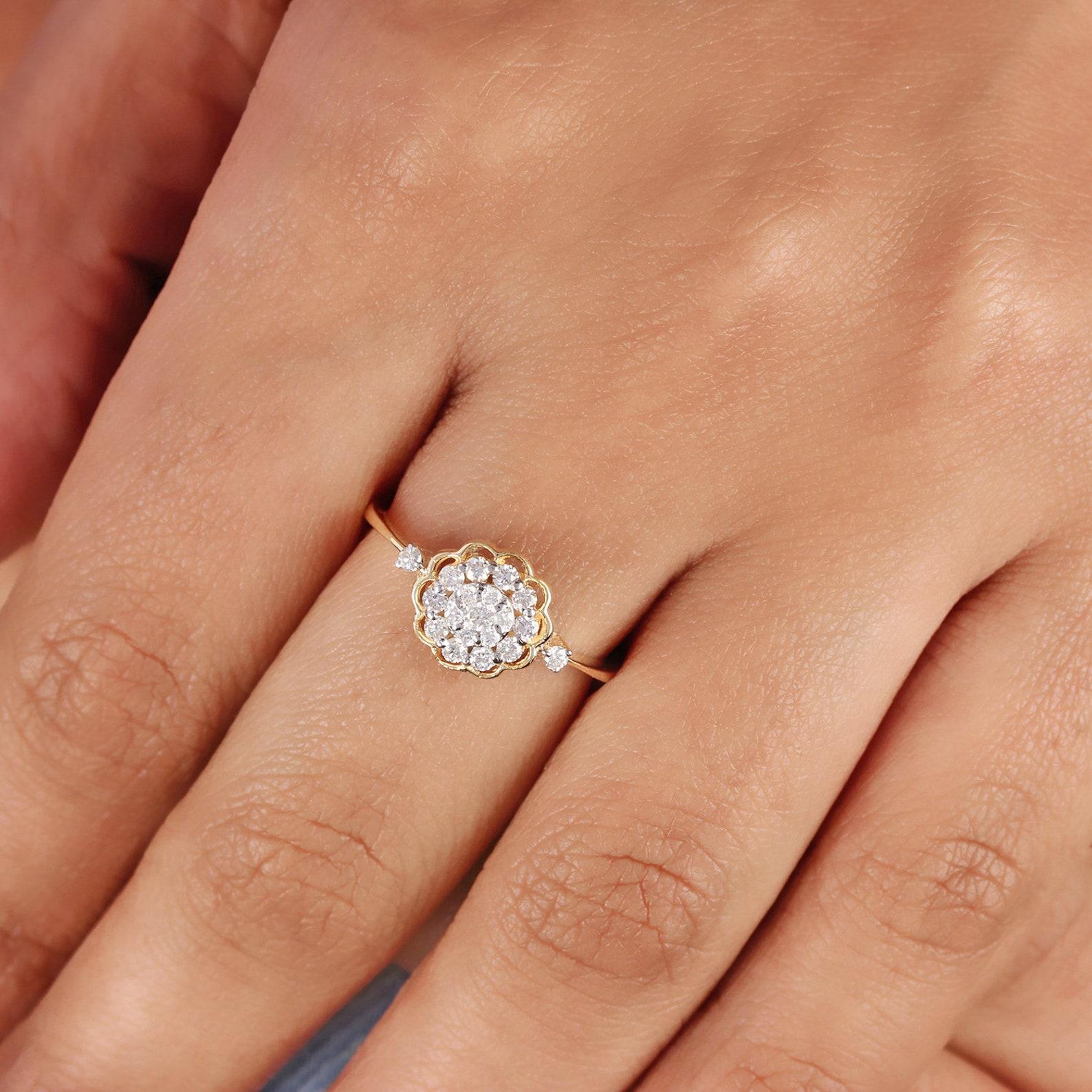 Bague solitaire en or jaune massif 14K avec diamant naturel Floral Design Cadeau pour elle en vente 1