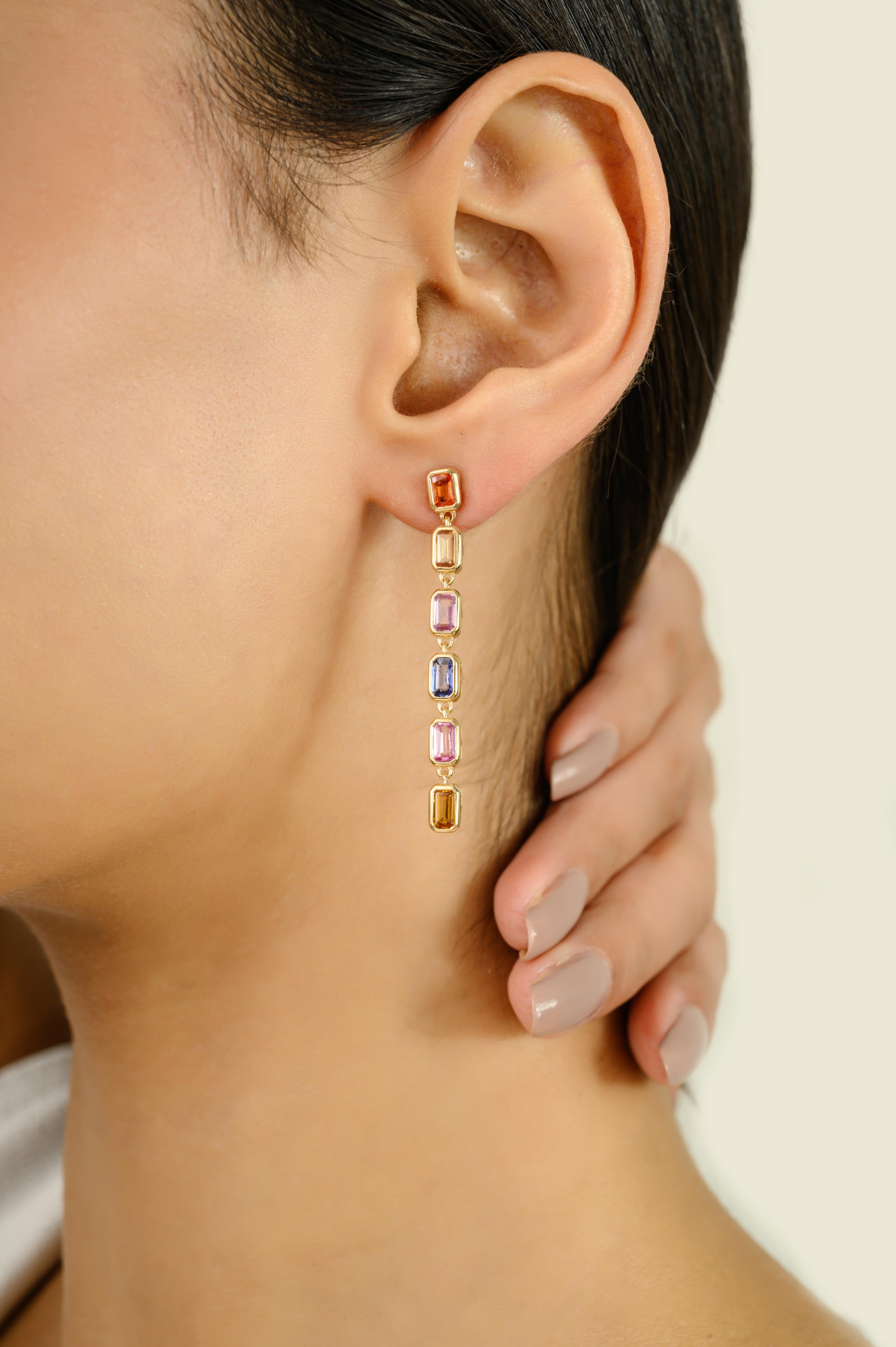 Estos Pendientes Colgantes Largos de Zafiro Multicolor Natural de Oro Amarillo Macizo de 14 quilates presentan un peso total de zafiros múltiples de 3,77 quilates, dispuestos para resaltar su brillo natural y su vibrante belleza. El cálido engaste