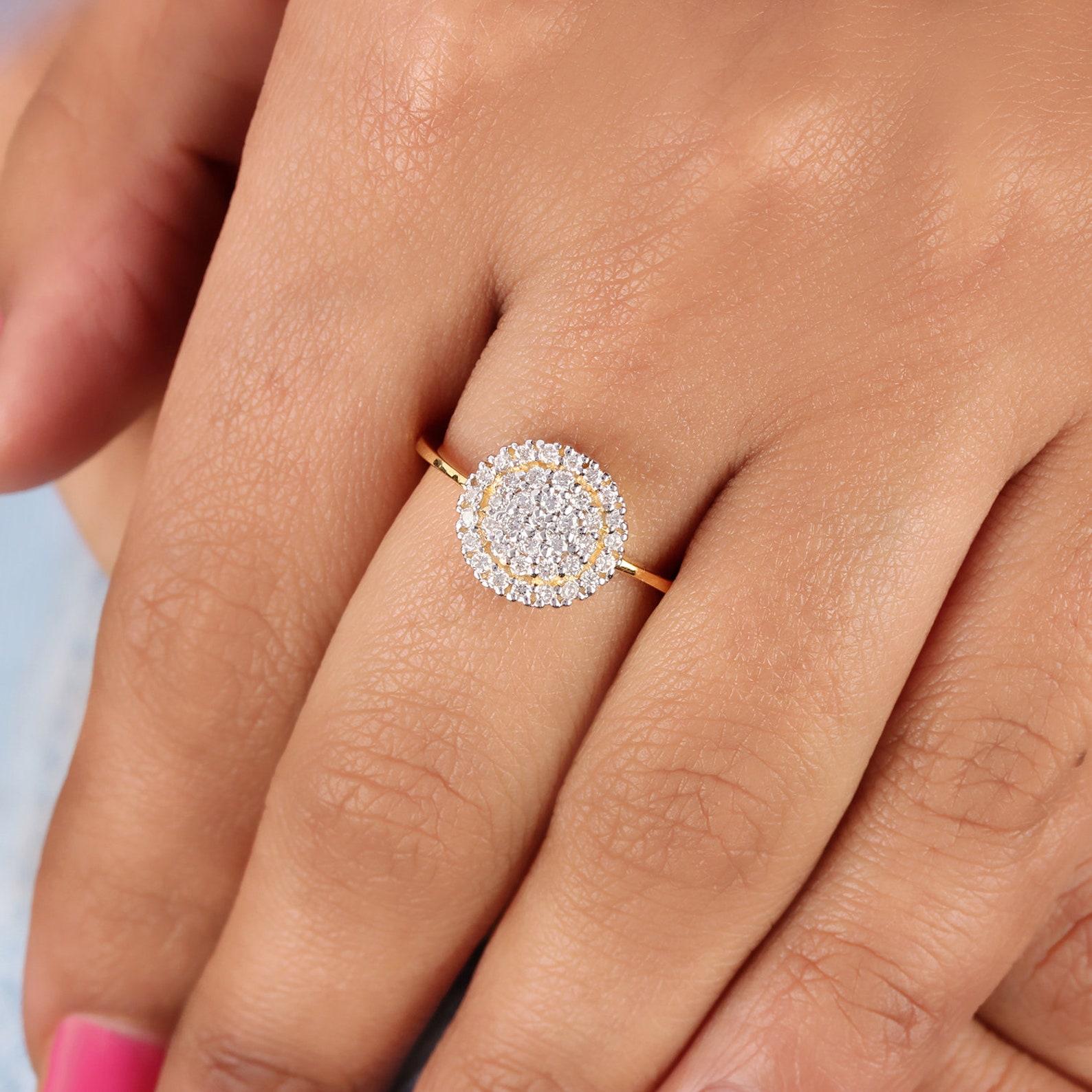 Bague en or jaune massif 14k avec diamant naturel pavé Belle bague de mariage empilable. en vente 3