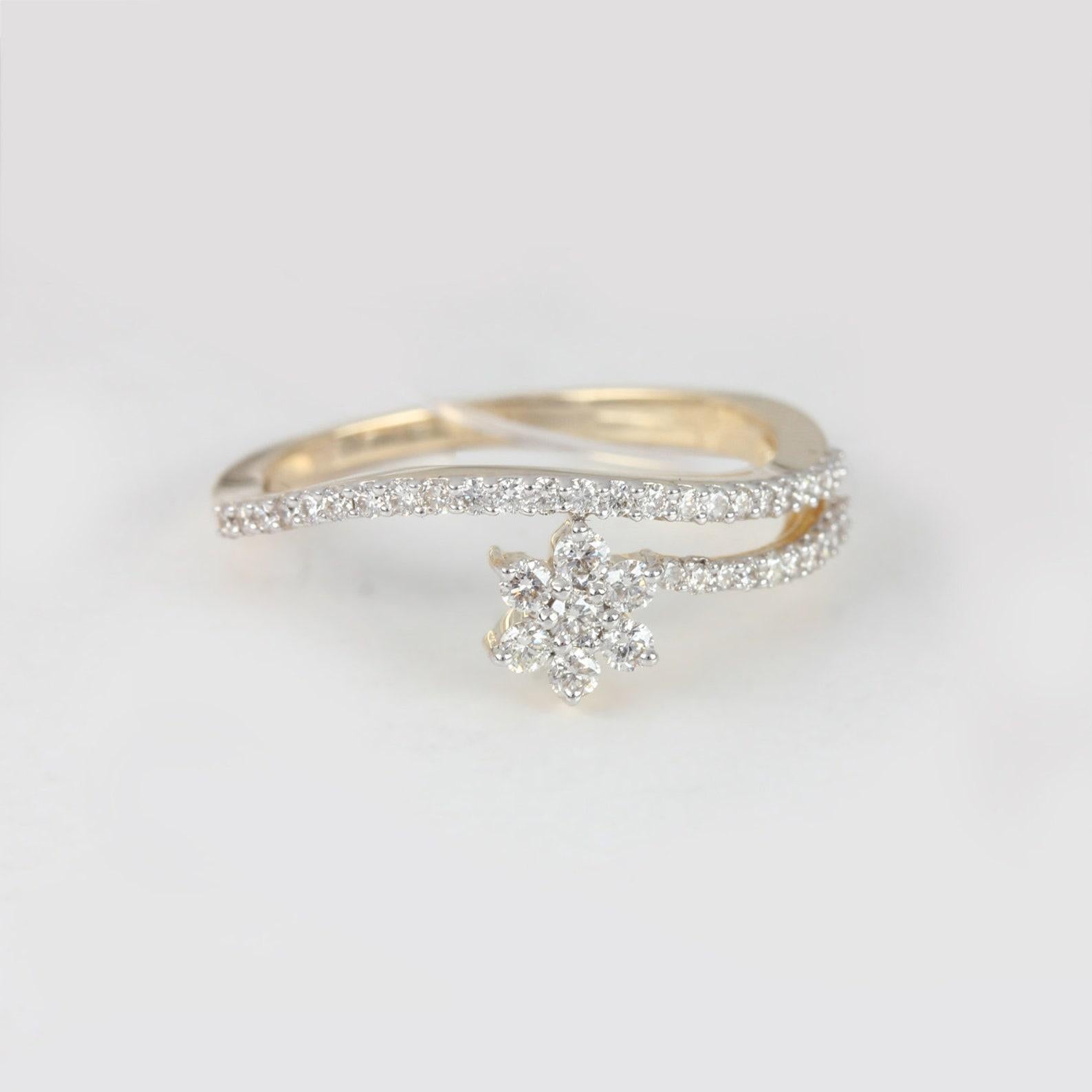 Taille brillant Bague en or jaune massif 14k avec diamant naturel pavé Bague minimaliste de style fleur. en vente