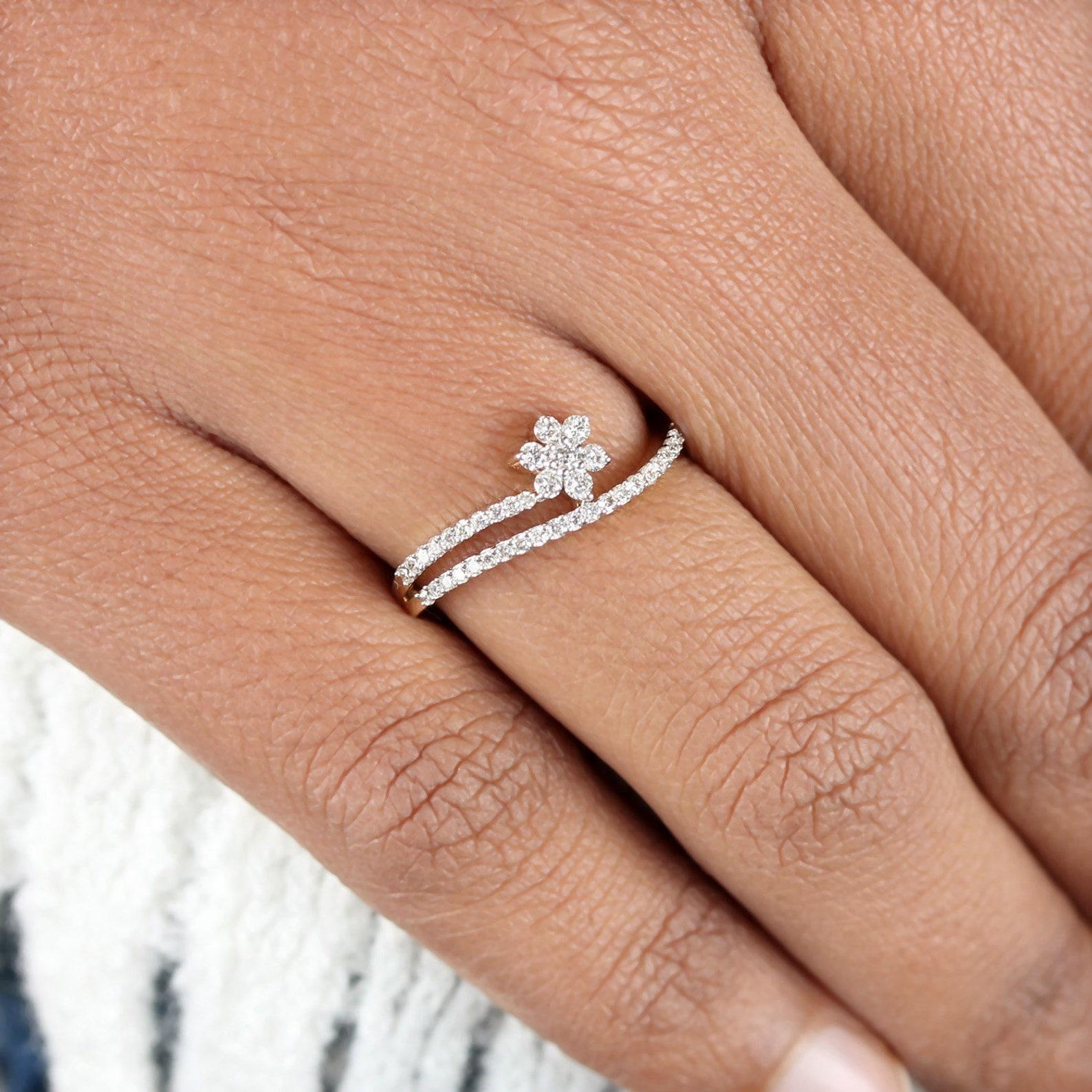 Bague en or jaune massif 14k avec diamant naturel pavé Bague minimaliste de style fleur. Neuf - En vente à Chicago, IL