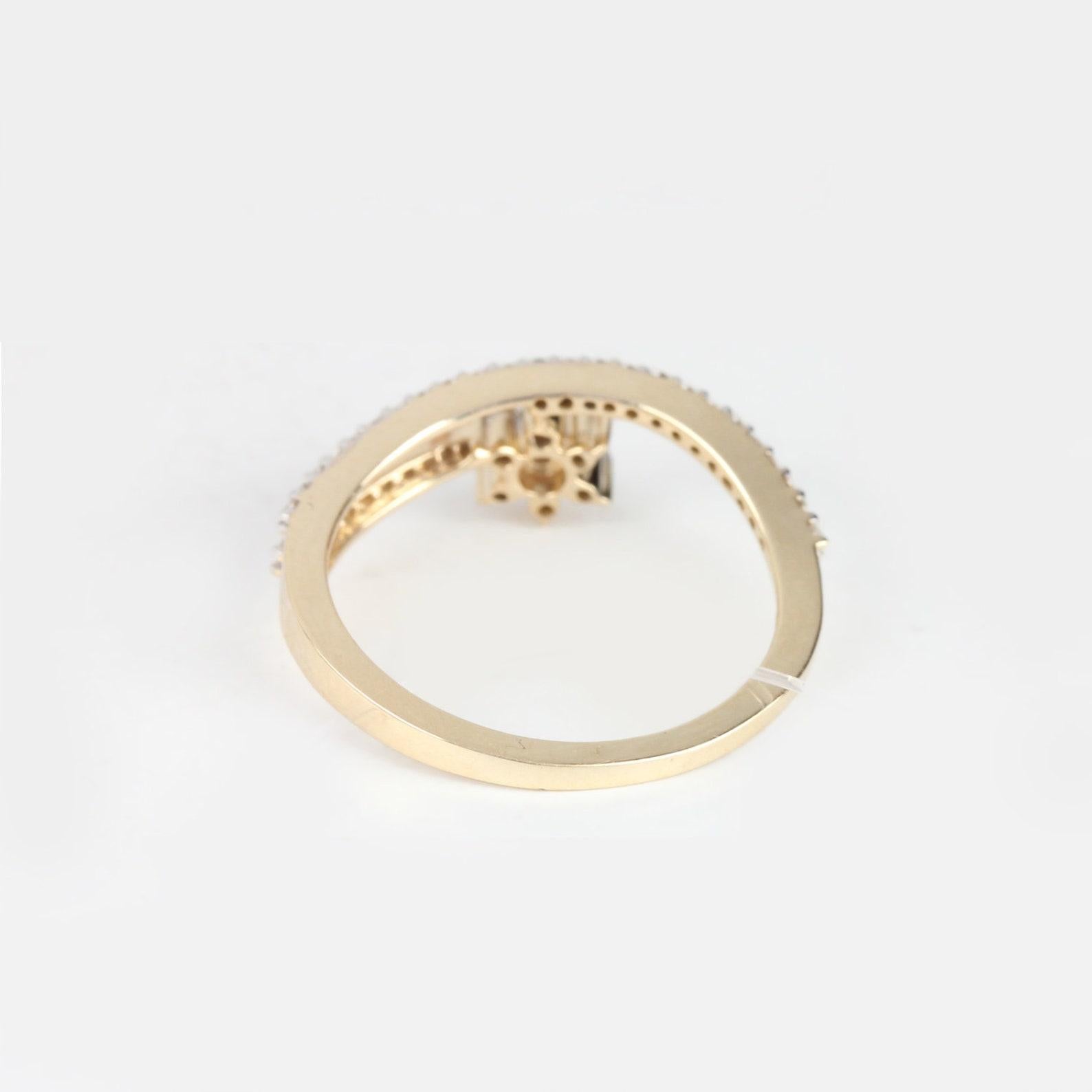 Bague en or jaune massif 14k avec diamant naturel pavé Bague minimaliste de style fleur. en vente 1