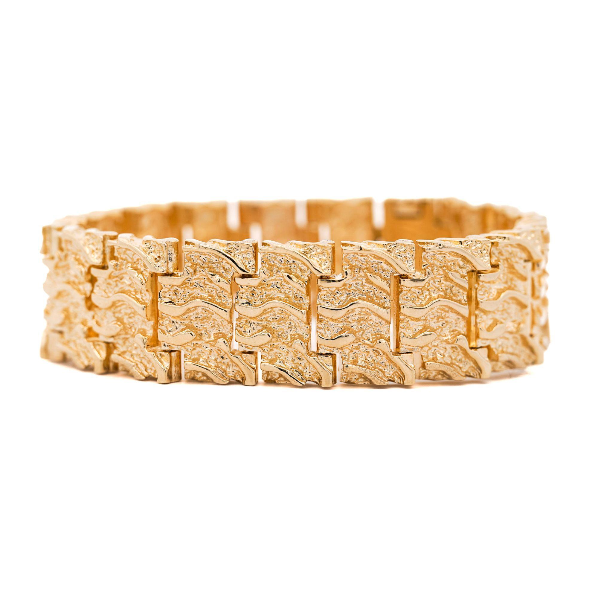 Ein kühnes und schweres Herrenarmband aus massivem 14-karätigem Gelbgold, das einen klassischen Nugget-Stil mit abnehmbaren Gliedern für vielseitiges Tragen kombiniert.

Dieses Stück wiegt insgesamt 114 Gramm und bietet eine starke, selbstbewusste