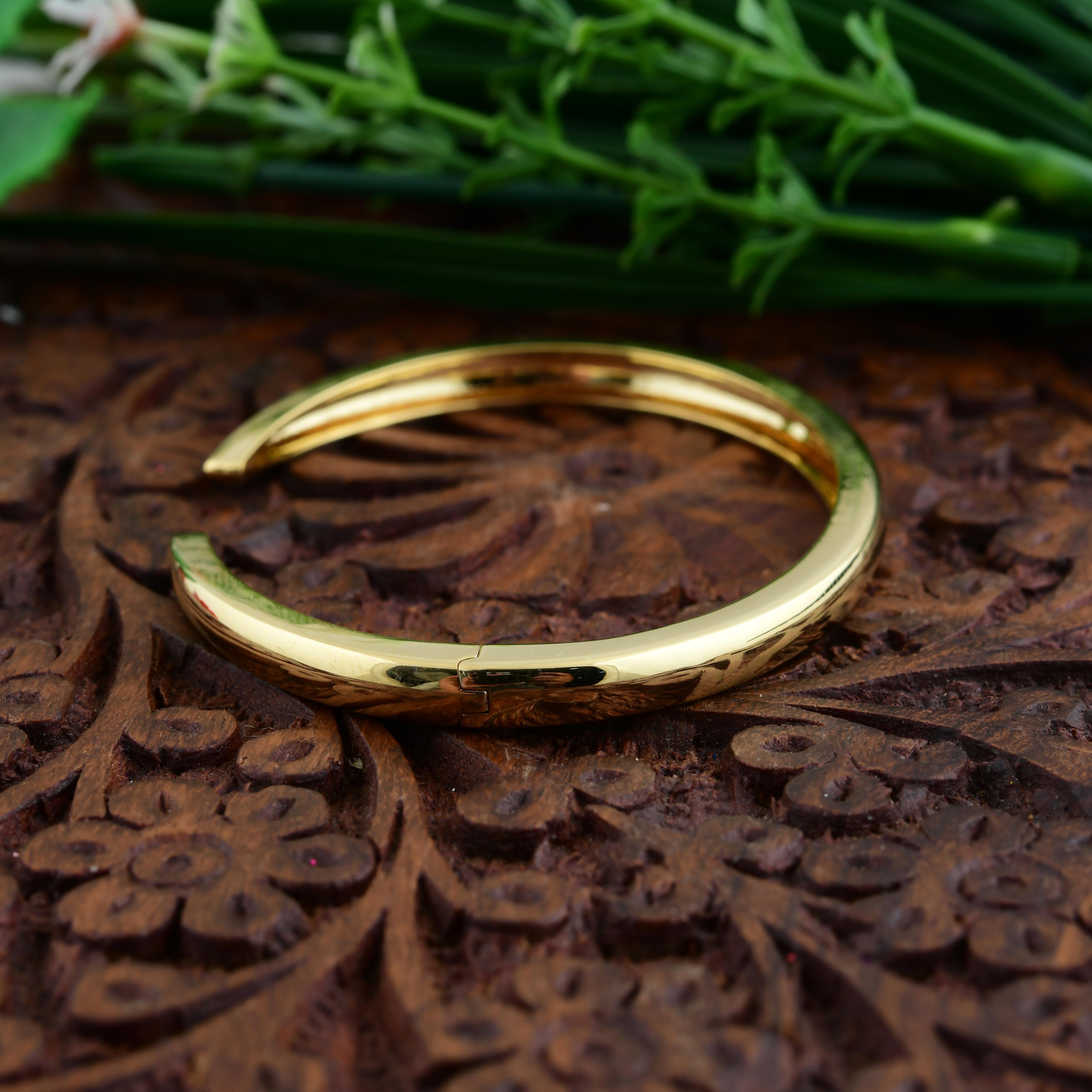 14k Solid Yellow Gold Open Cuff Bangle Bracelet for Her In New Condition For Sale In Diera, Dubai