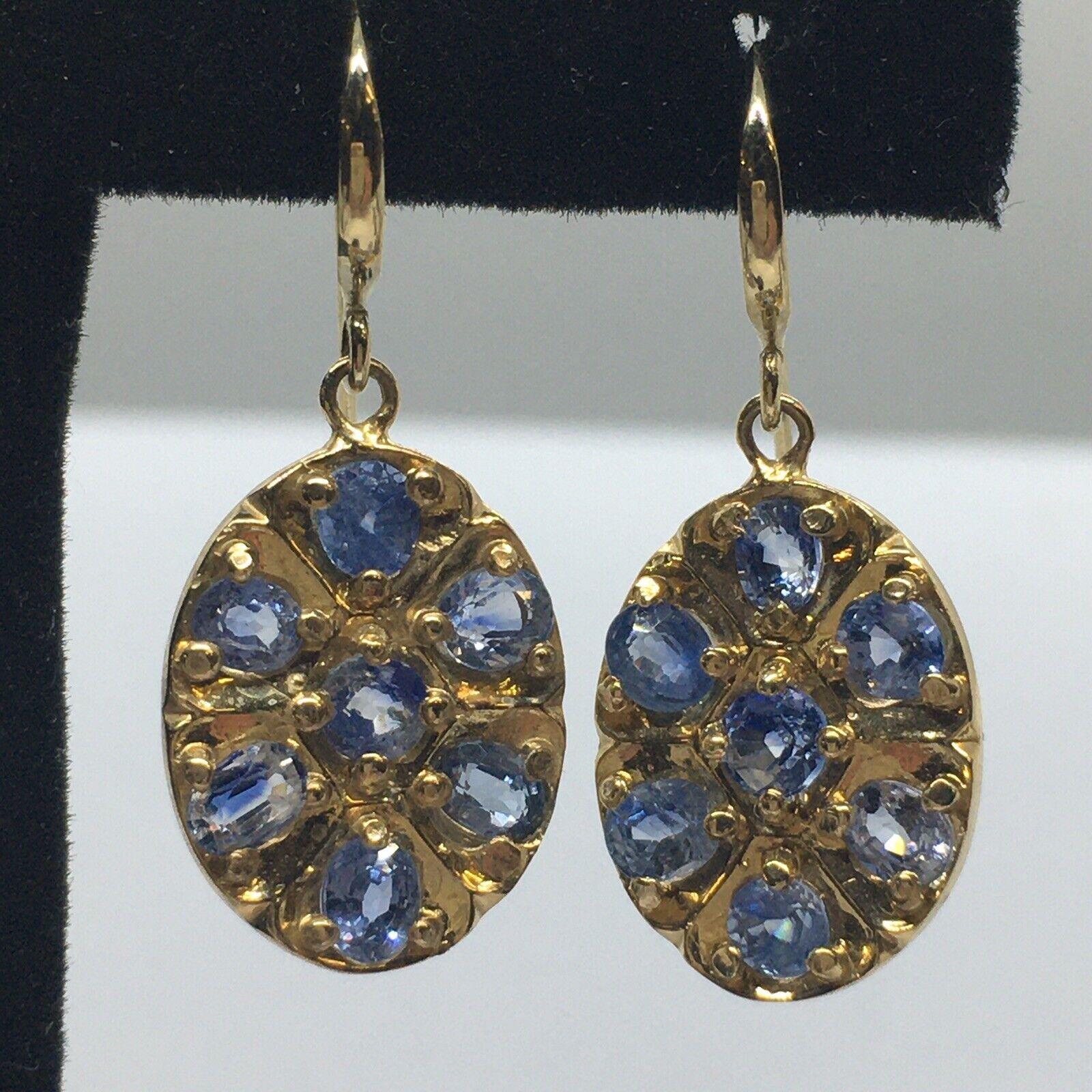 Oro giallo massiccio 14K  Orecchini a filo pendenti con zaffiro blu ovale da 1,25 pollici


4,7 grammi di peso
14 pezzi di zaffiro blu naturale dal taglio ovale 
appeso a 1,25 pollici 