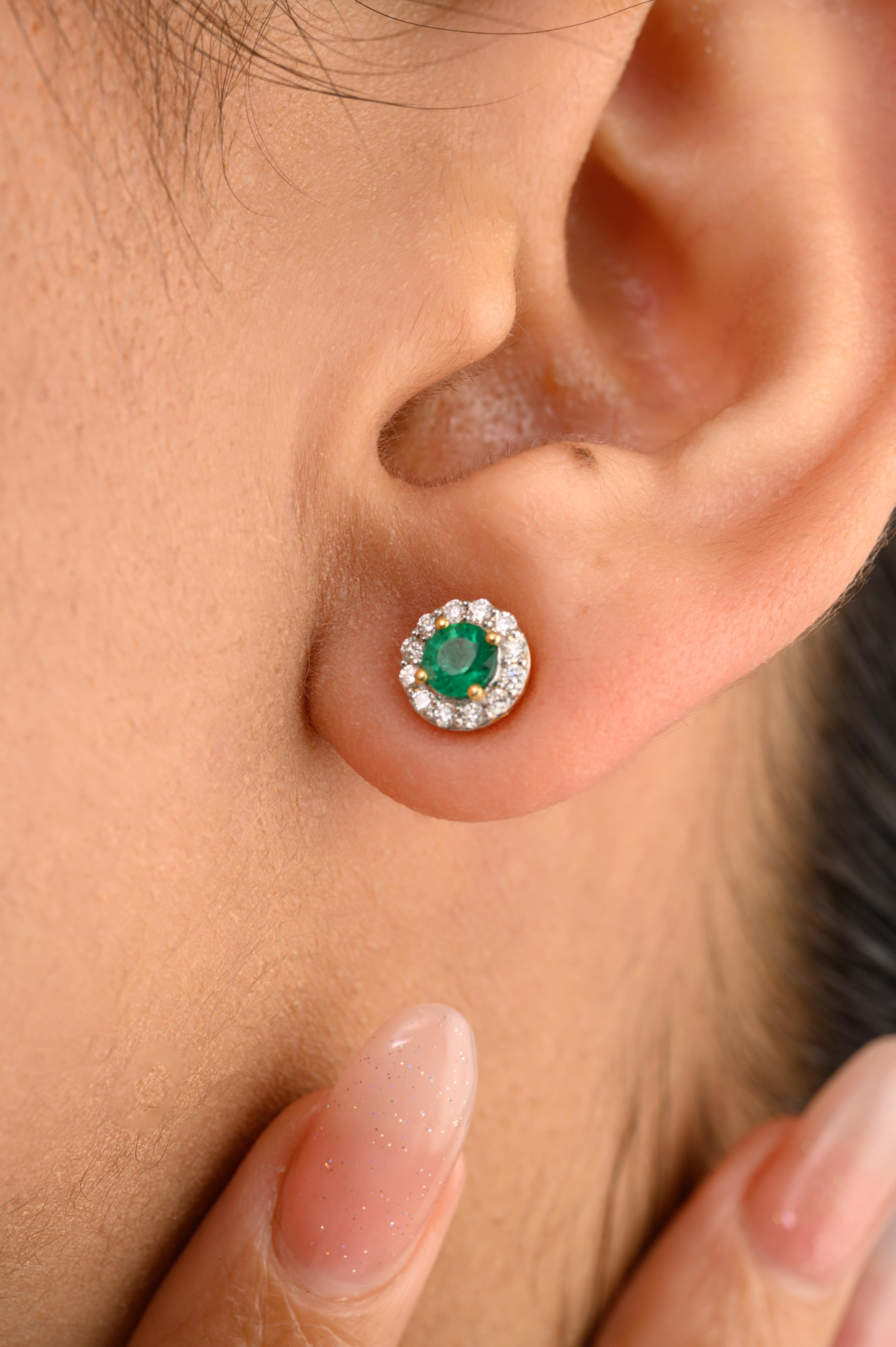 Boucles d'oreilles de tous les jours en or 14 carats avec émeraude ronde et diamant en forme de halo, pour mettre en valeur votre look. Vous aurez besoin de boucles d'oreilles pour affirmer votre look. Ces boucles d'oreilles créent un look