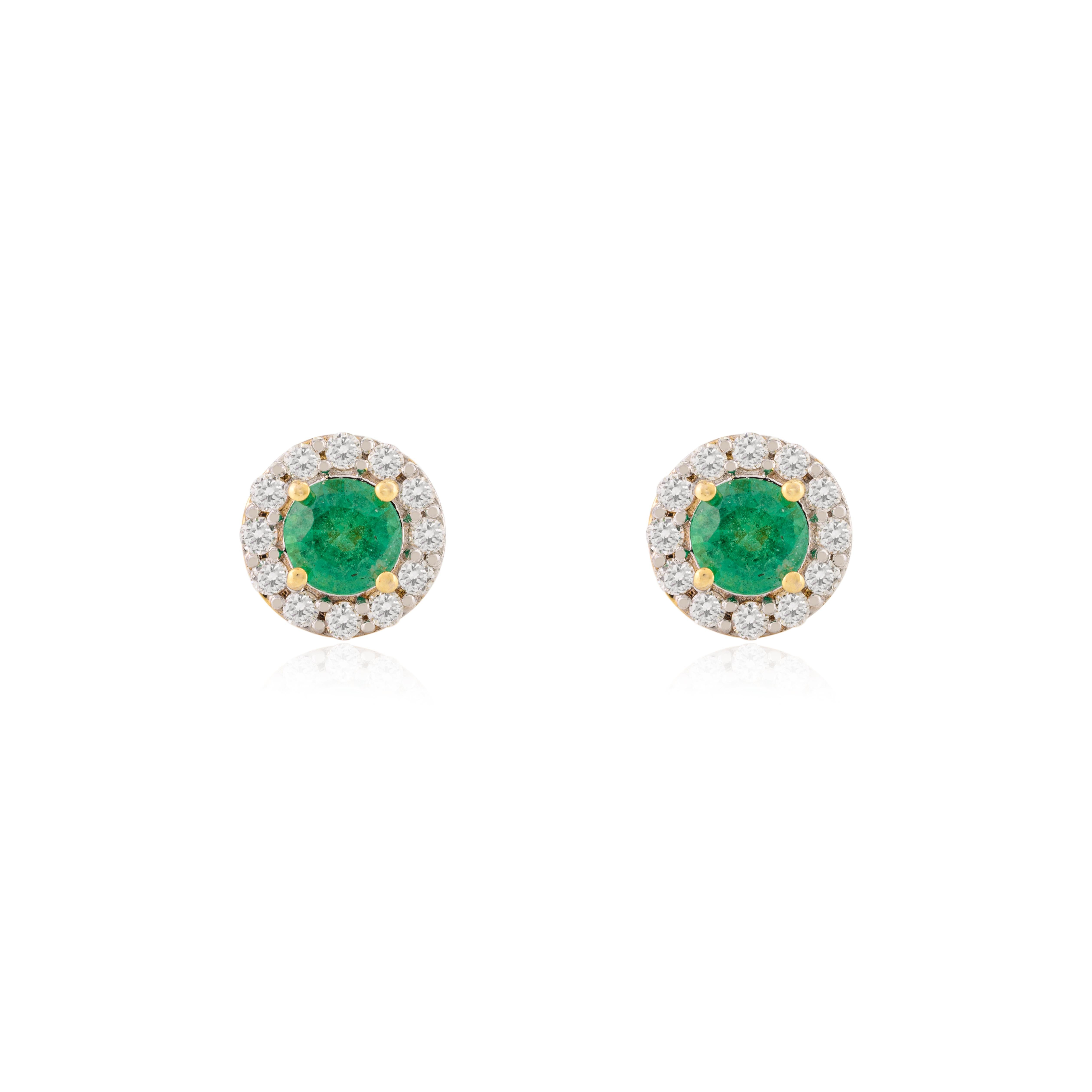 Art déco Boucles d'oreilles de tous les jours en or jaune 14k avec émeraude ronde et diamant en forme de halo en vente