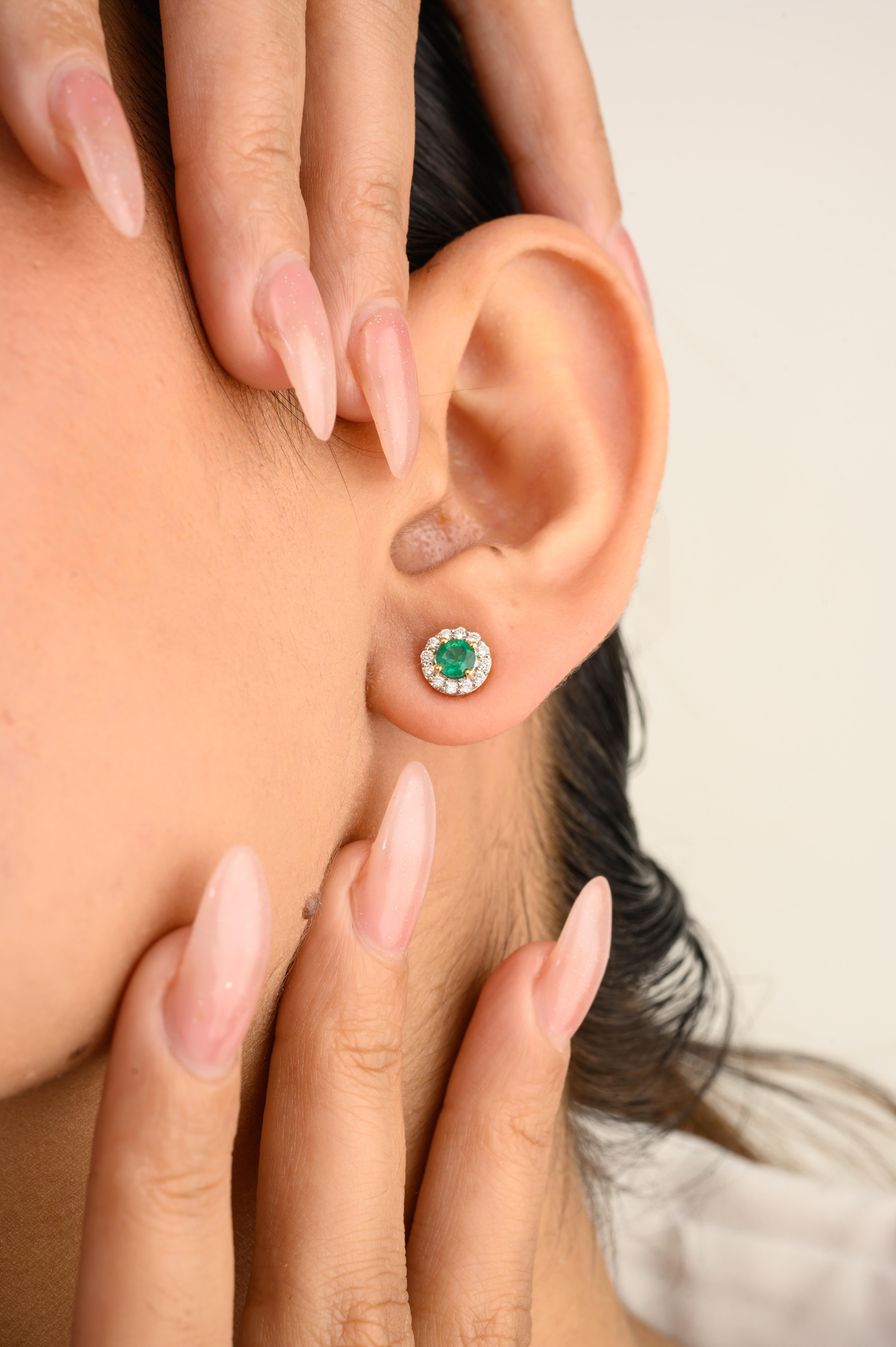 Taille ronde Boucles d'oreilles de tous les jours en or jaune 14k avec émeraude ronde et diamant en forme de halo en vente