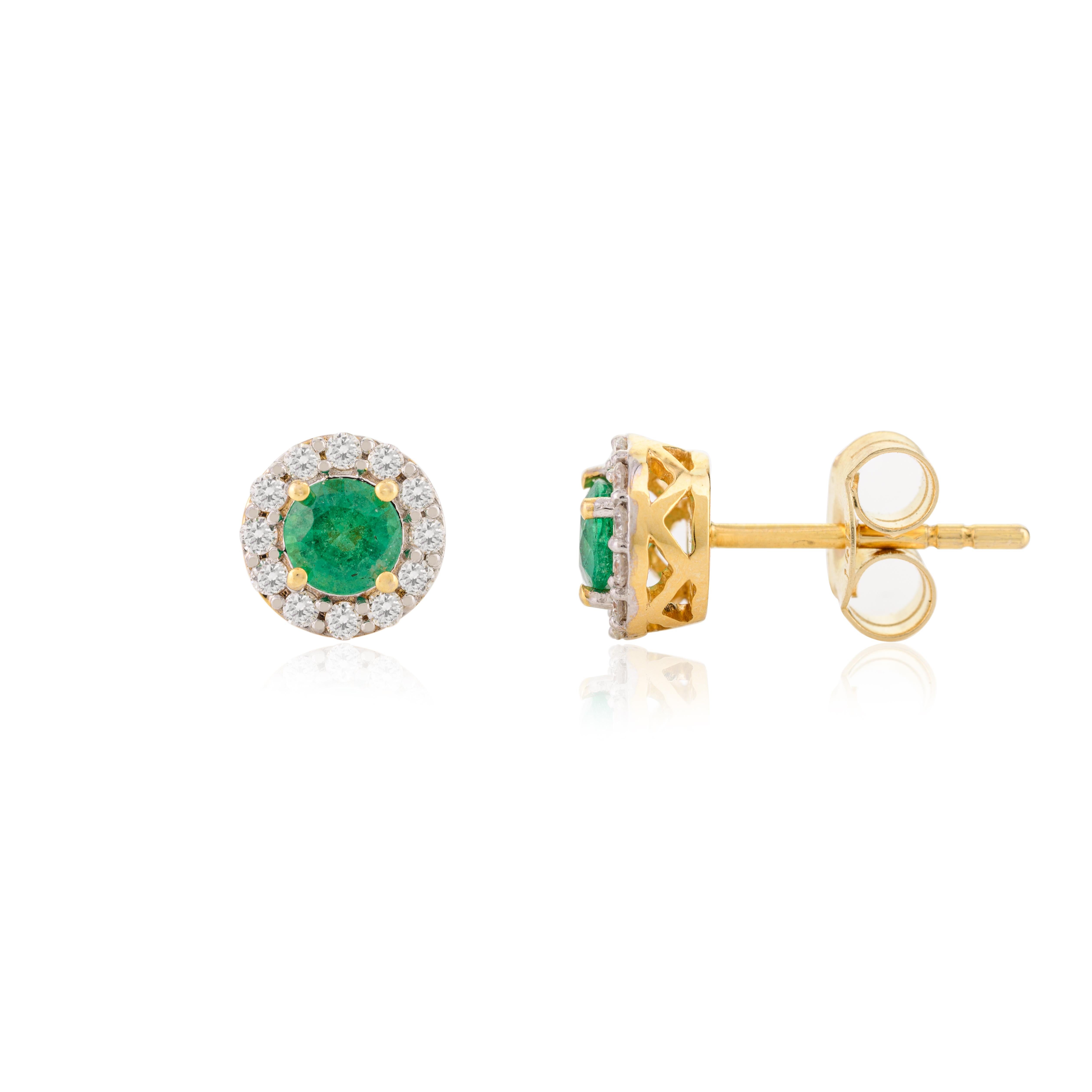 Boucles d'oreilles de tous les jours en or jaune 14k avec émeraude ronde et diamant en forme de halo Neuf - En vente à New York, NY