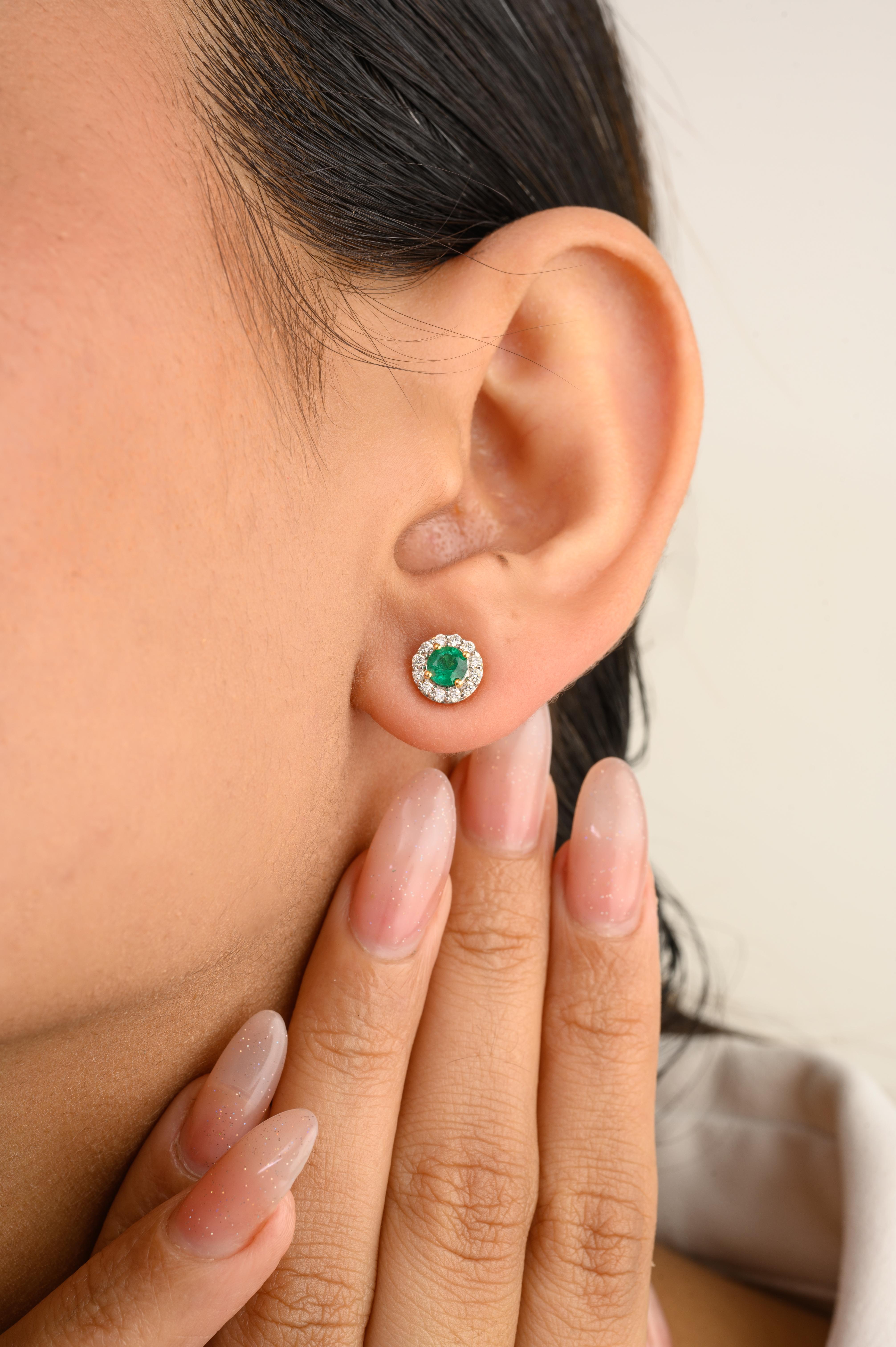 Boucles d'oreilles de tous les jours en or jaune 14k avec émeraude ronde et diamant en forme de halo Pour femmes en vente