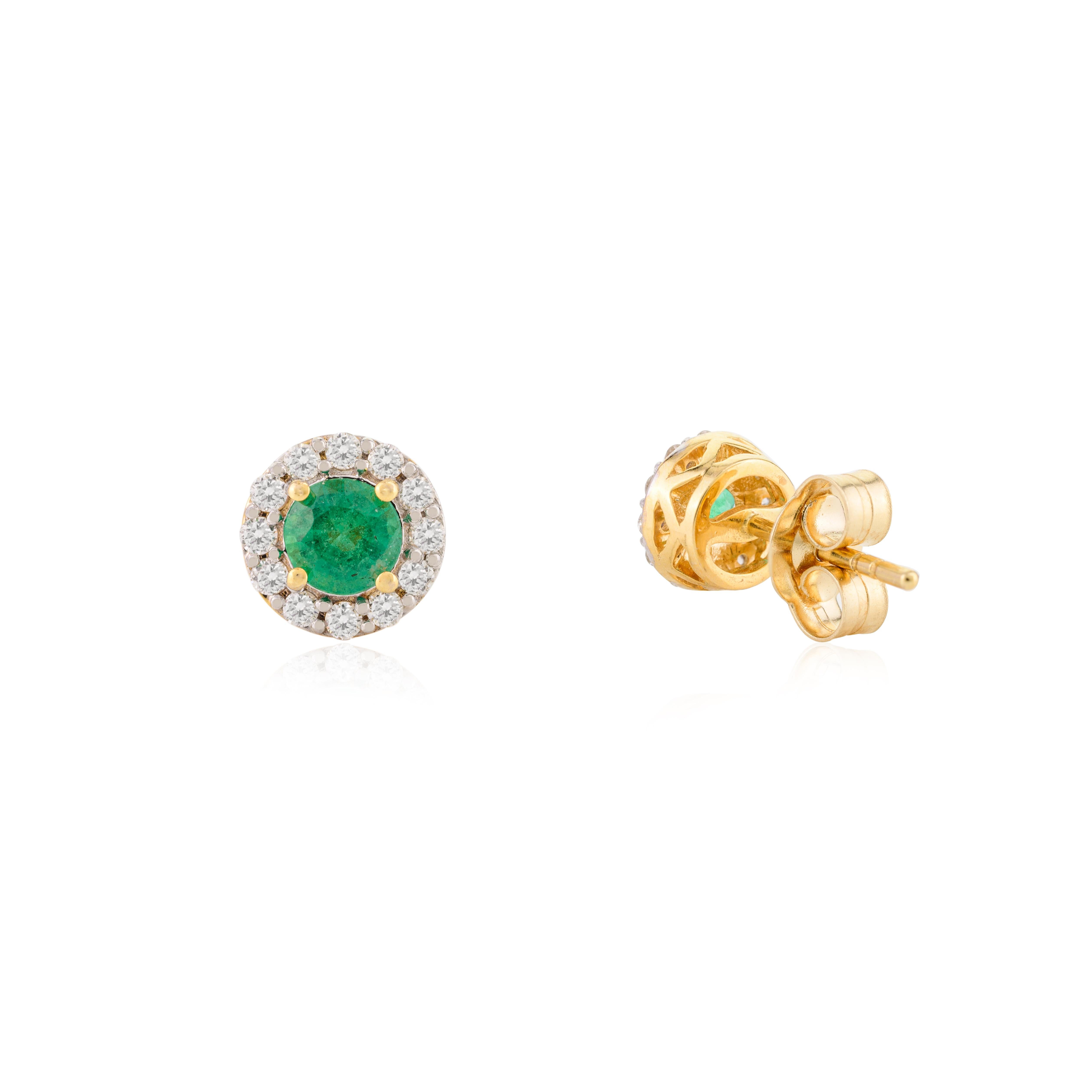 Boucles d'oreilles de tous les jours en or jaune 14k avec émeraude ronde et diamant en forme de halo en vente 1