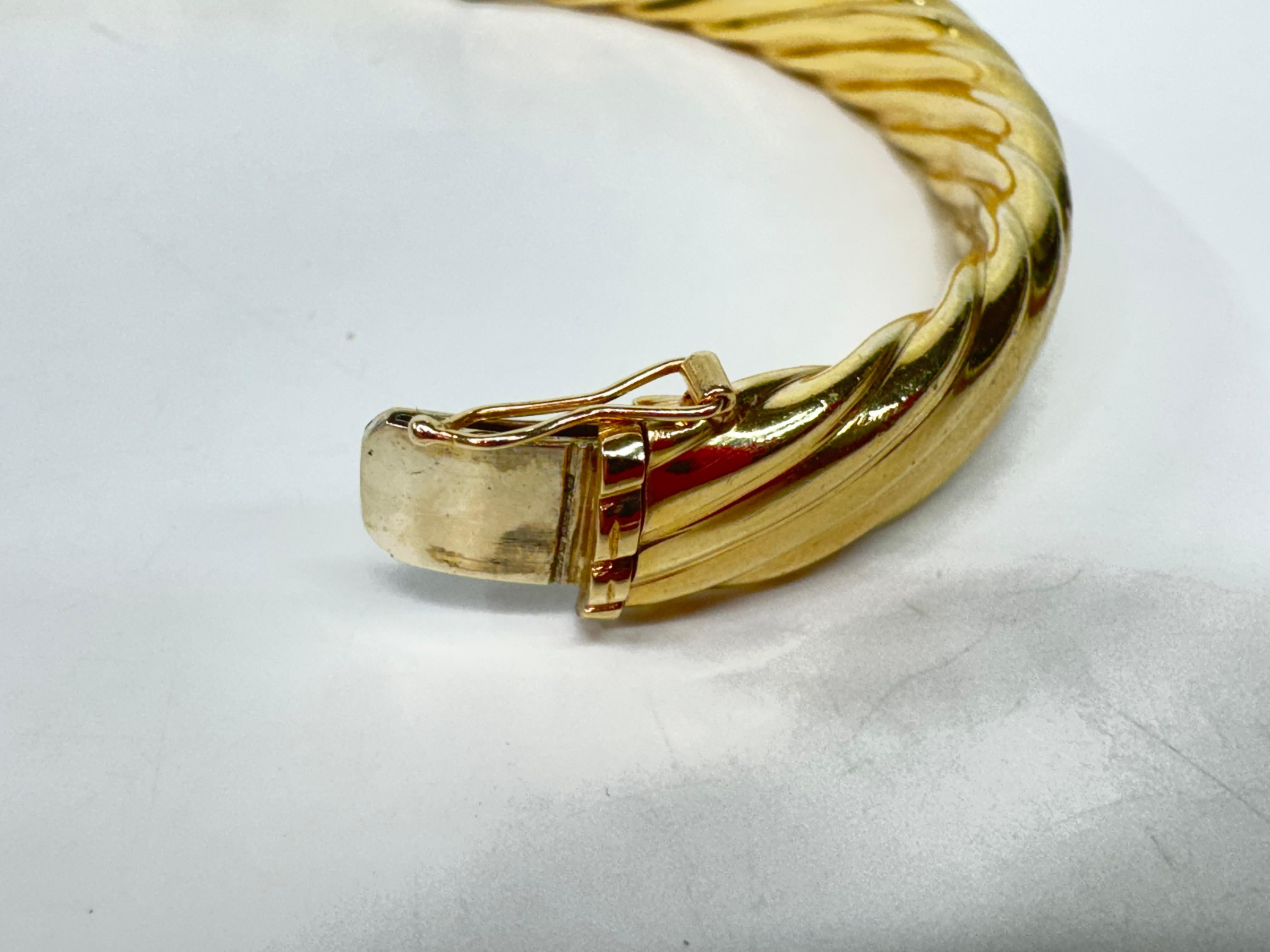 14K Solid Yellow Gold Round Twist-Lid Bangle In Good Condition For Sale In Palm Desert, CA