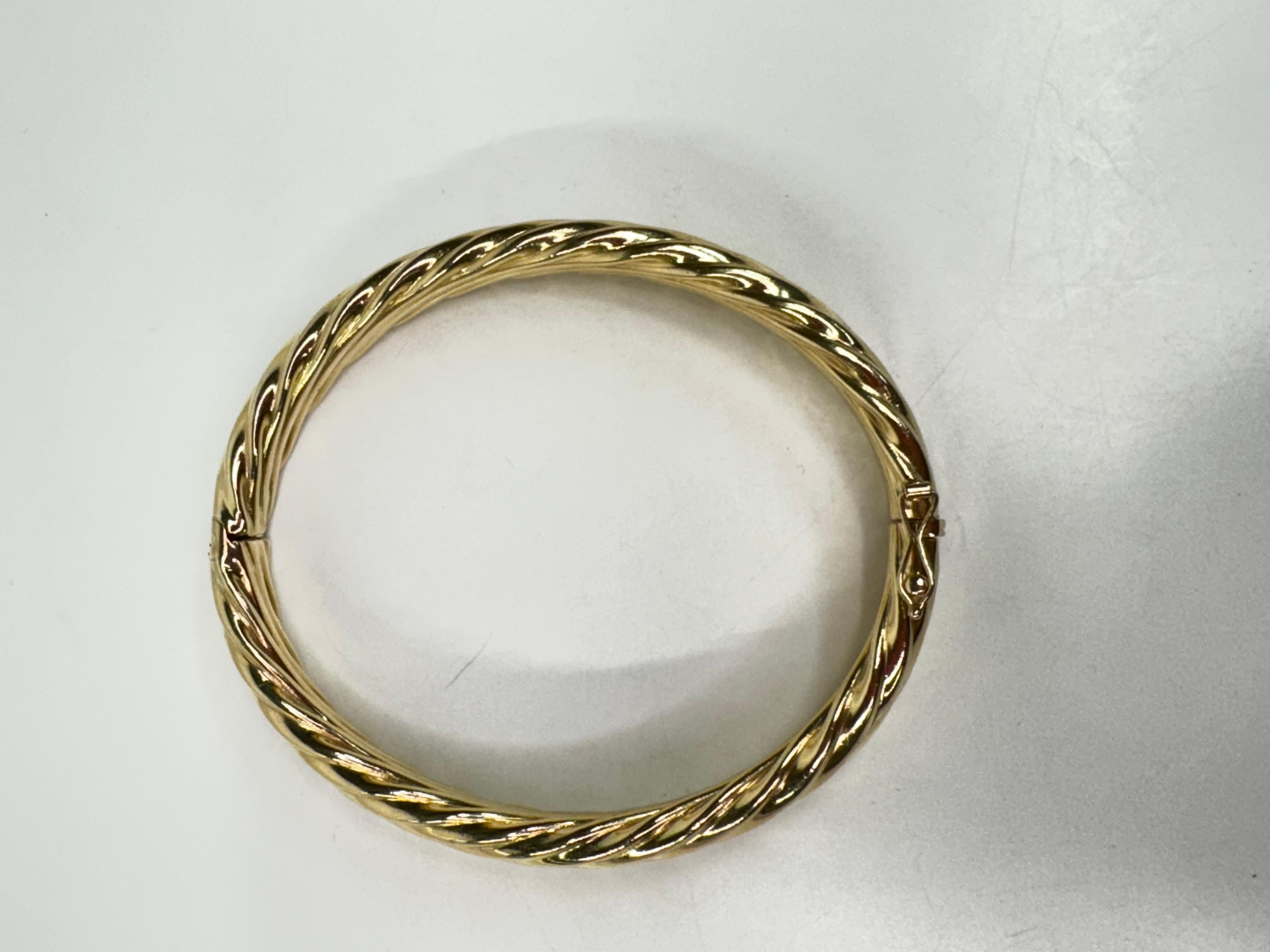 14K Solid Yellow Gold Round Twist-Lid Bangle For Sale 4