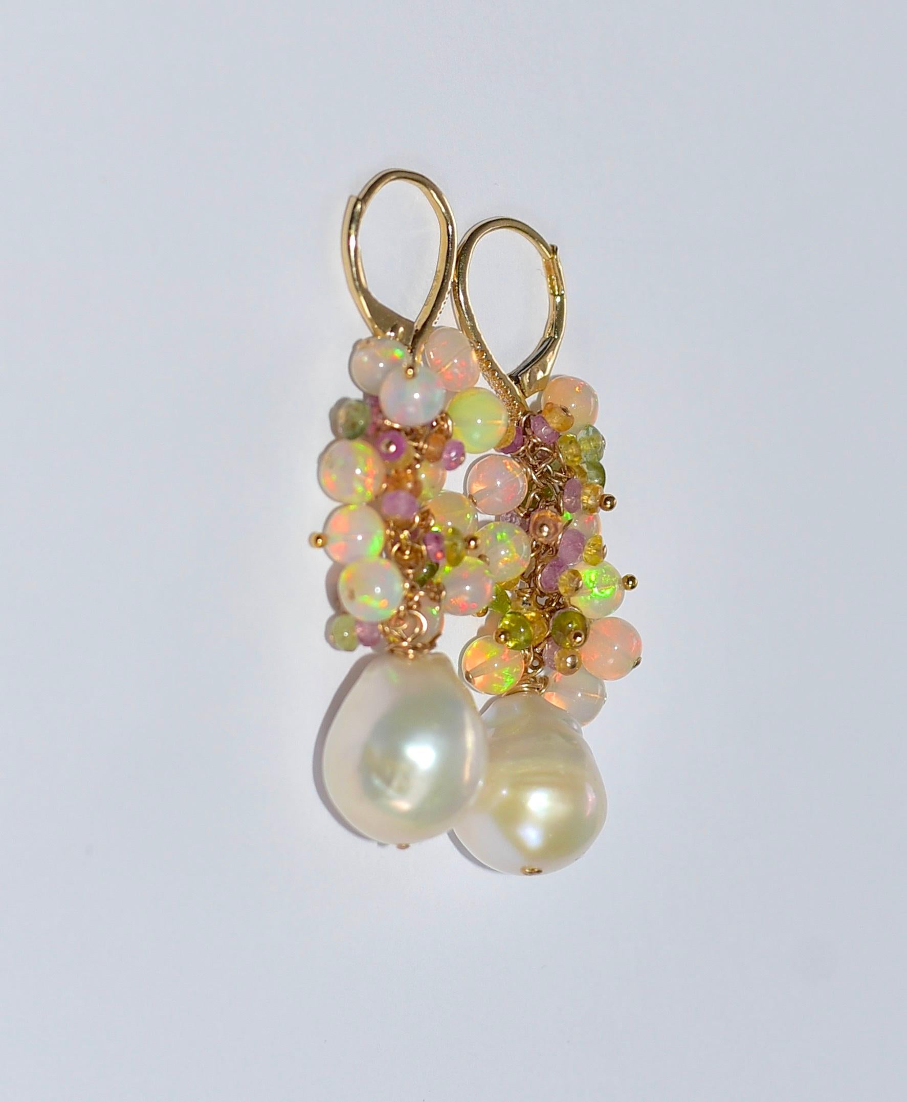 Lussuose e uniche perle dei mari del sud, rondelle sfaccettate di zaffiri naturali gialli, arancioni, viola e rosa (2,3 mm-2,8 mm).
Materiali: 
Orecchini a leva da 10 mm x 16 mm in oro giallo massiccio 14k con diamante naturale.
Lunghezza totale 2