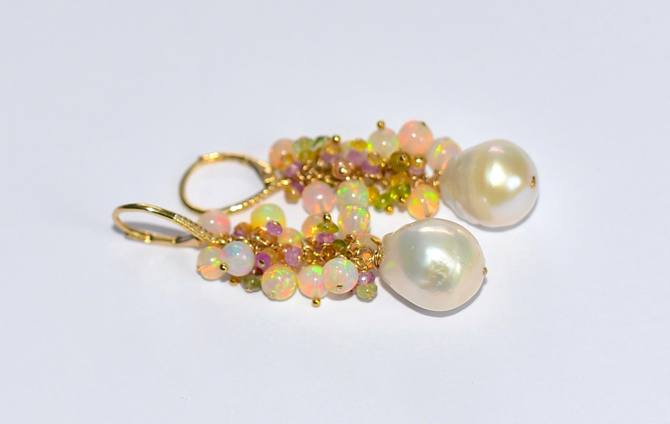 Artigiano Orecchini in oro giallo massiccio 14K, perle dei mari del sud e zaffiri in vendita