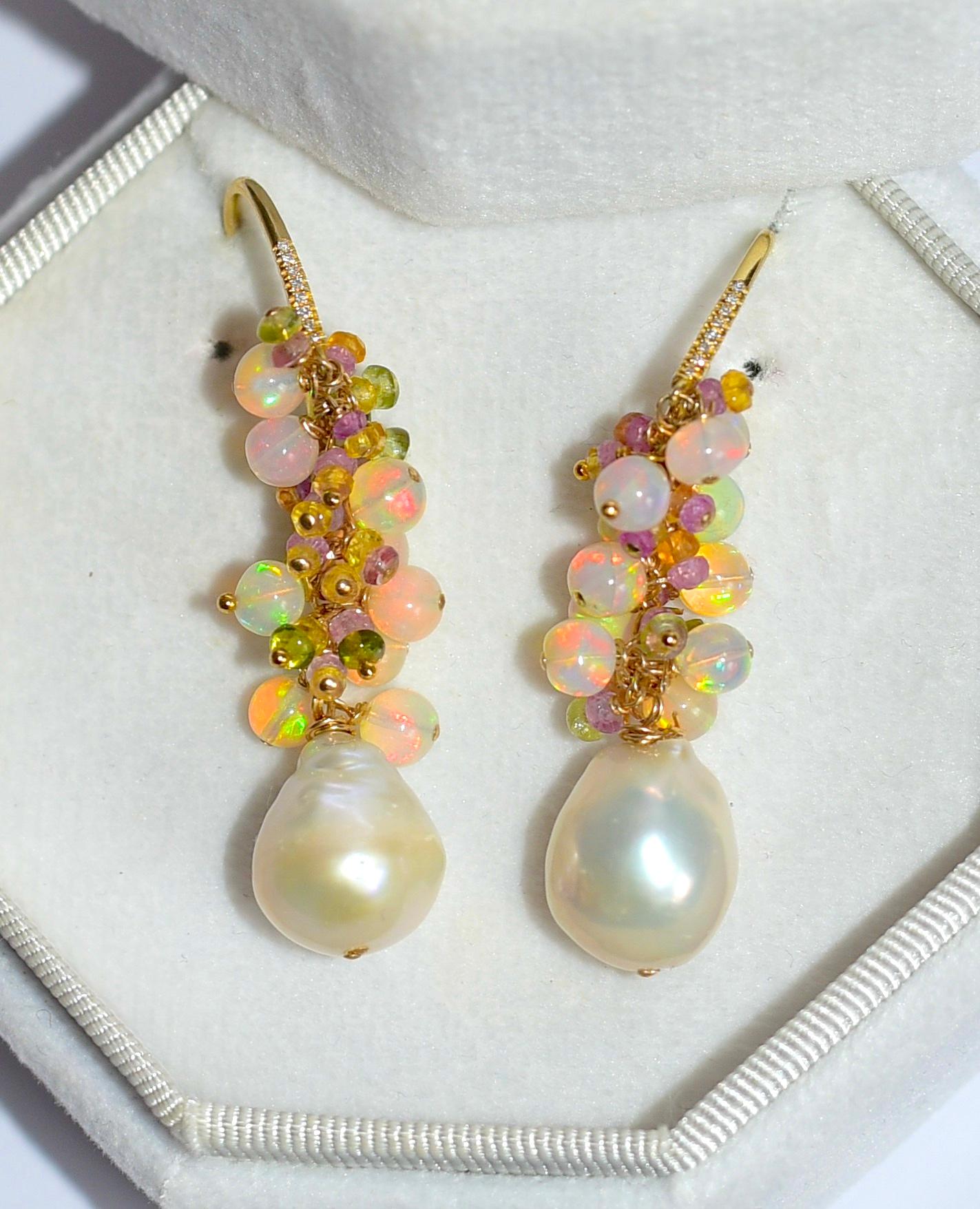 Donna Orecchini in oro giallo massiccio 14K, perle dei mari del sud e zaffiri in vendita