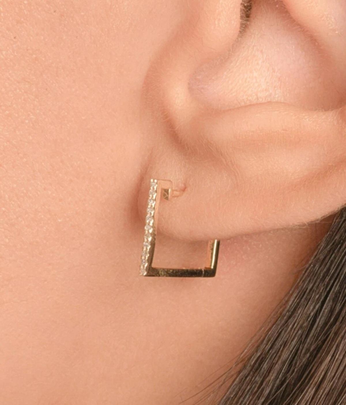Orecchino a cerchio quadrato con diamante in oro giallo massiccio 14K Orecchino a cerchio delicato. In condizioni Nuovo in vendita a Chicago, IL