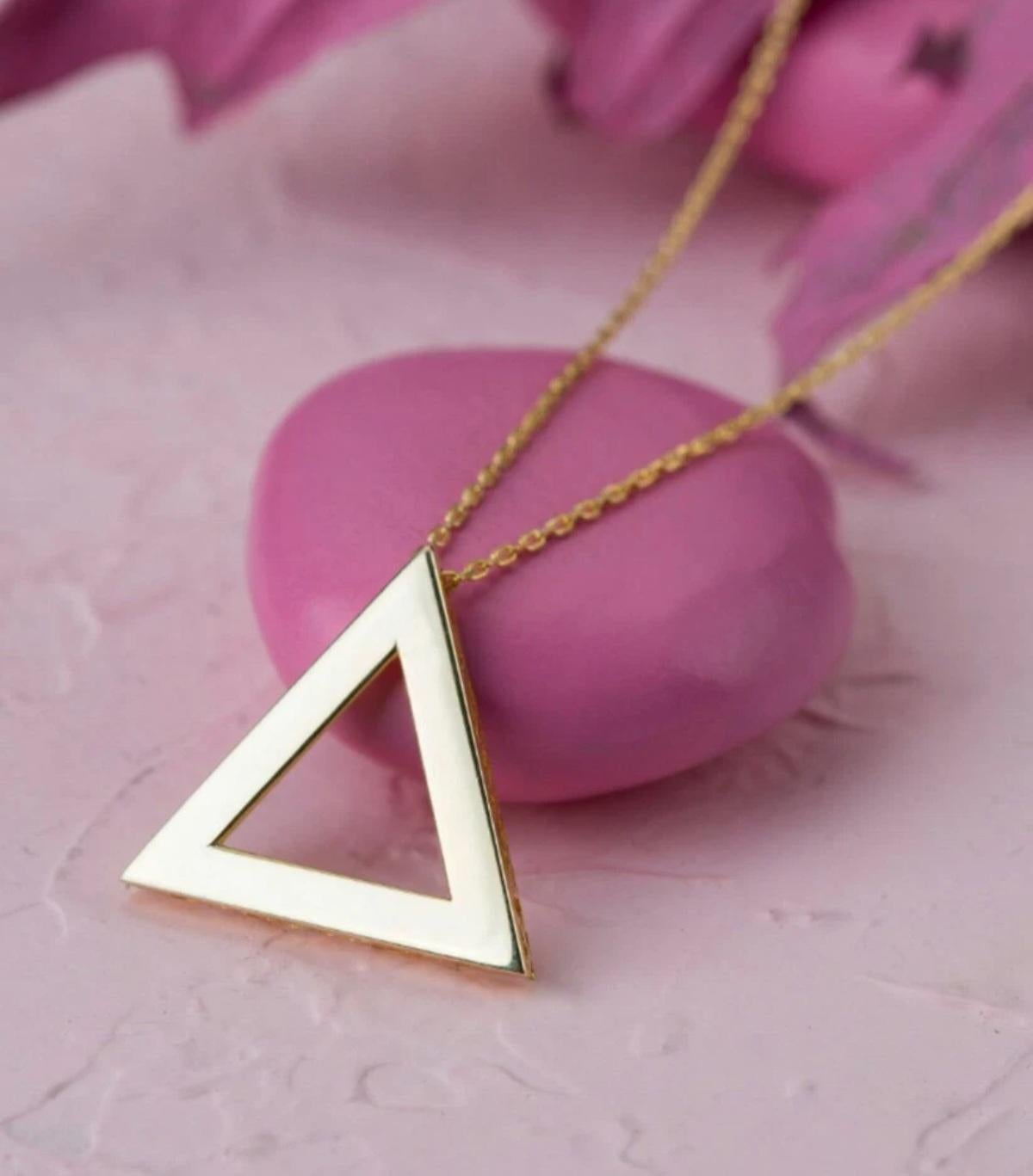 14k Solid Yellow Gold Triangle Geometric Necklace Dainty Minimalist Necklace. in vendita 5